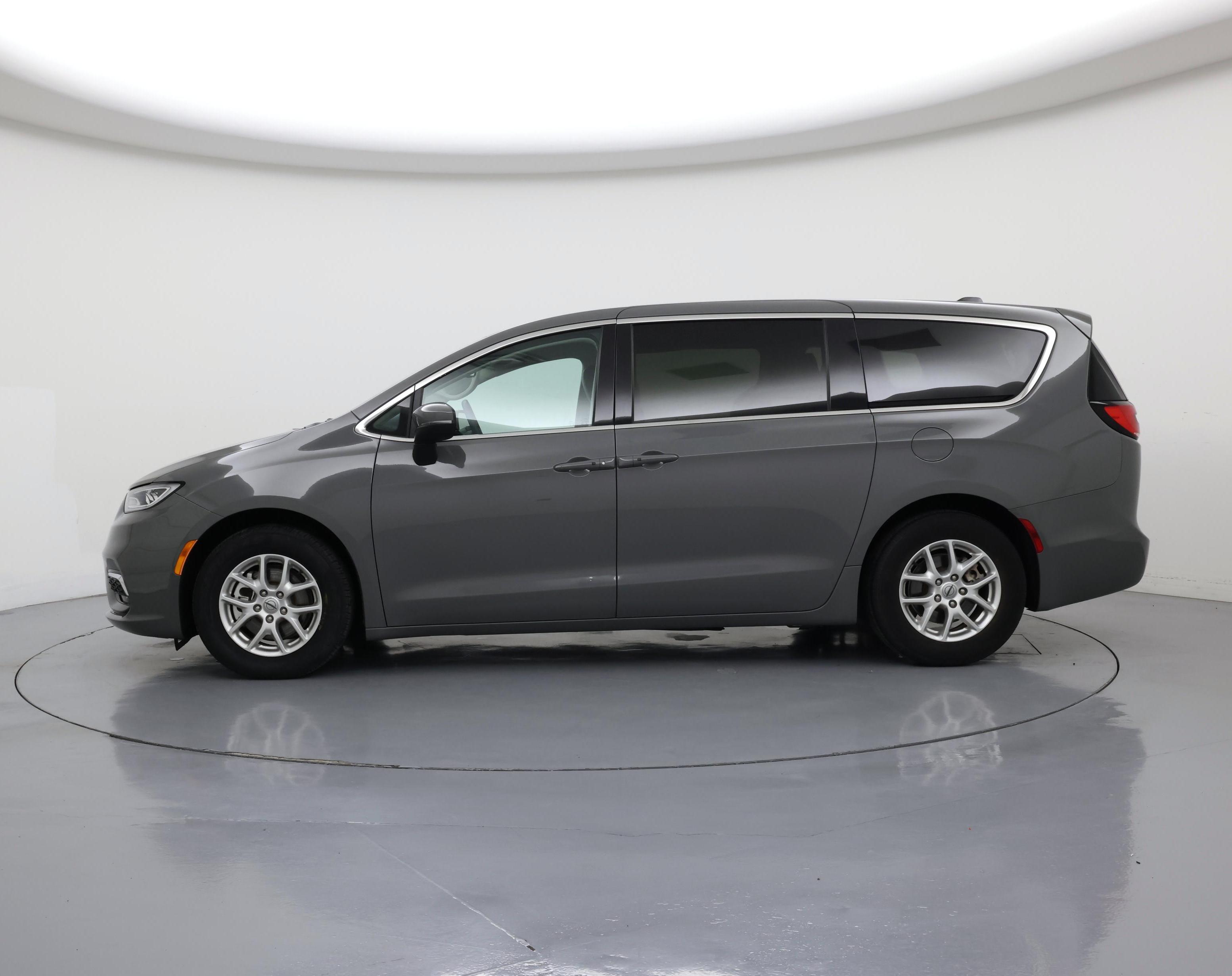 Thumbnail: 2023 Chrysler Pacifica - 3