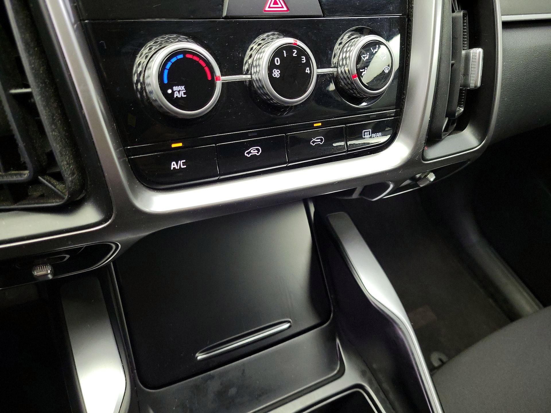 Thumbnail: 2023 Kia Sorento - 16