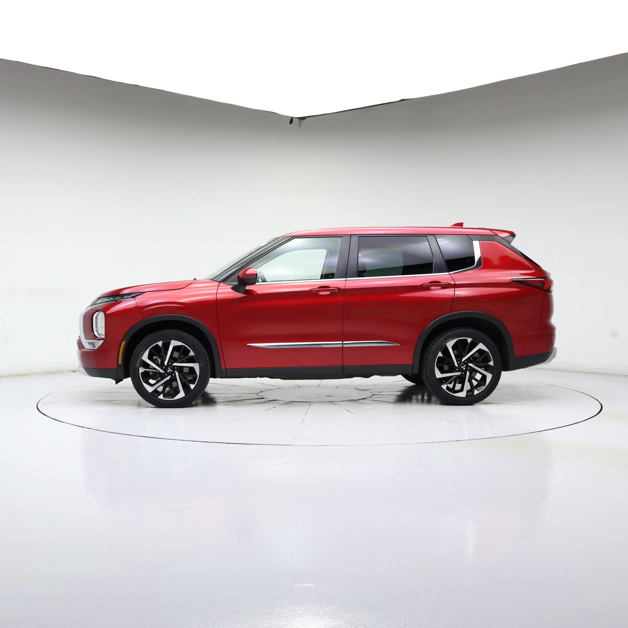 Thumbnail: 2023 Mitsubishi Outlander - 3