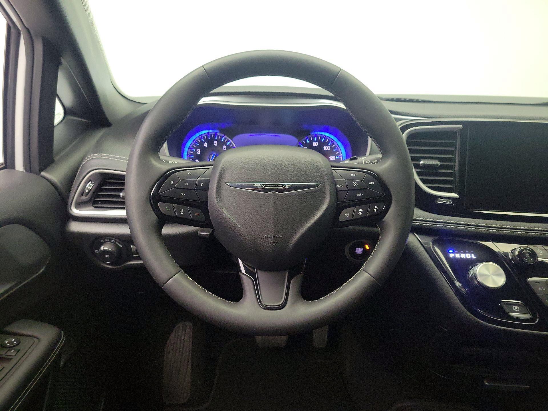 Thumbnail: 2023 Chrysler Pacifica - 10