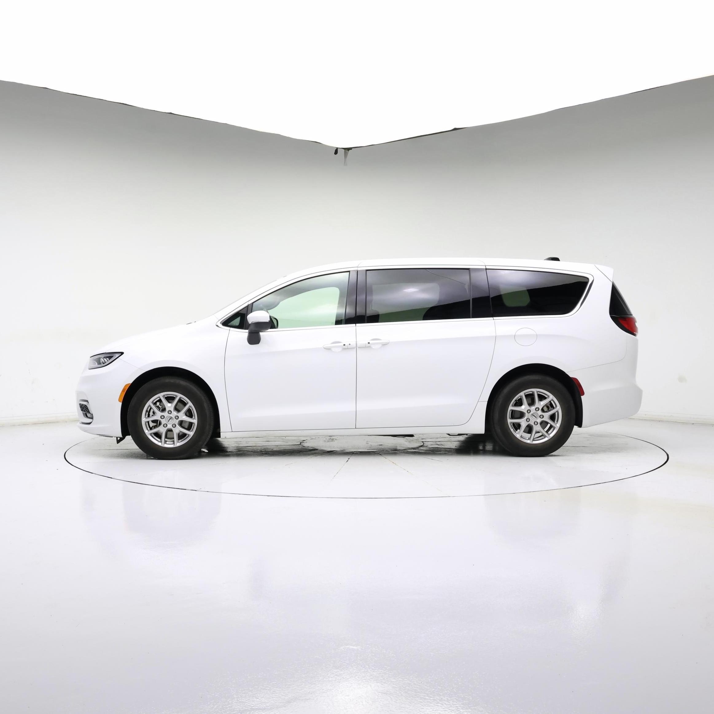 Thumbnail: 2023 Chrysler Pacifica - 3