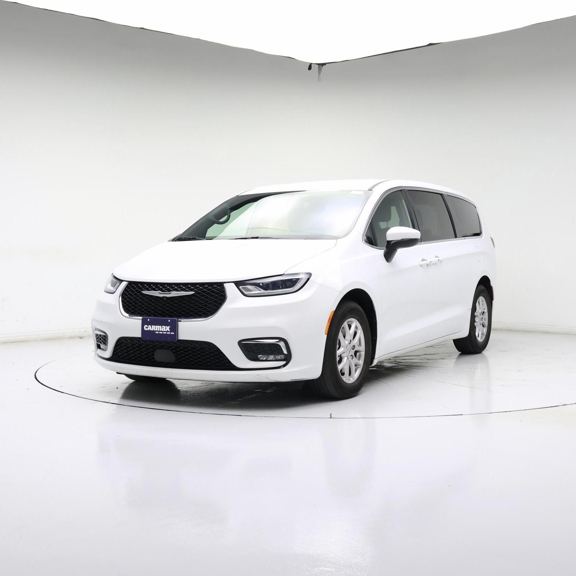 Thumbnail: 2023 Chrysler Pacifica - 4