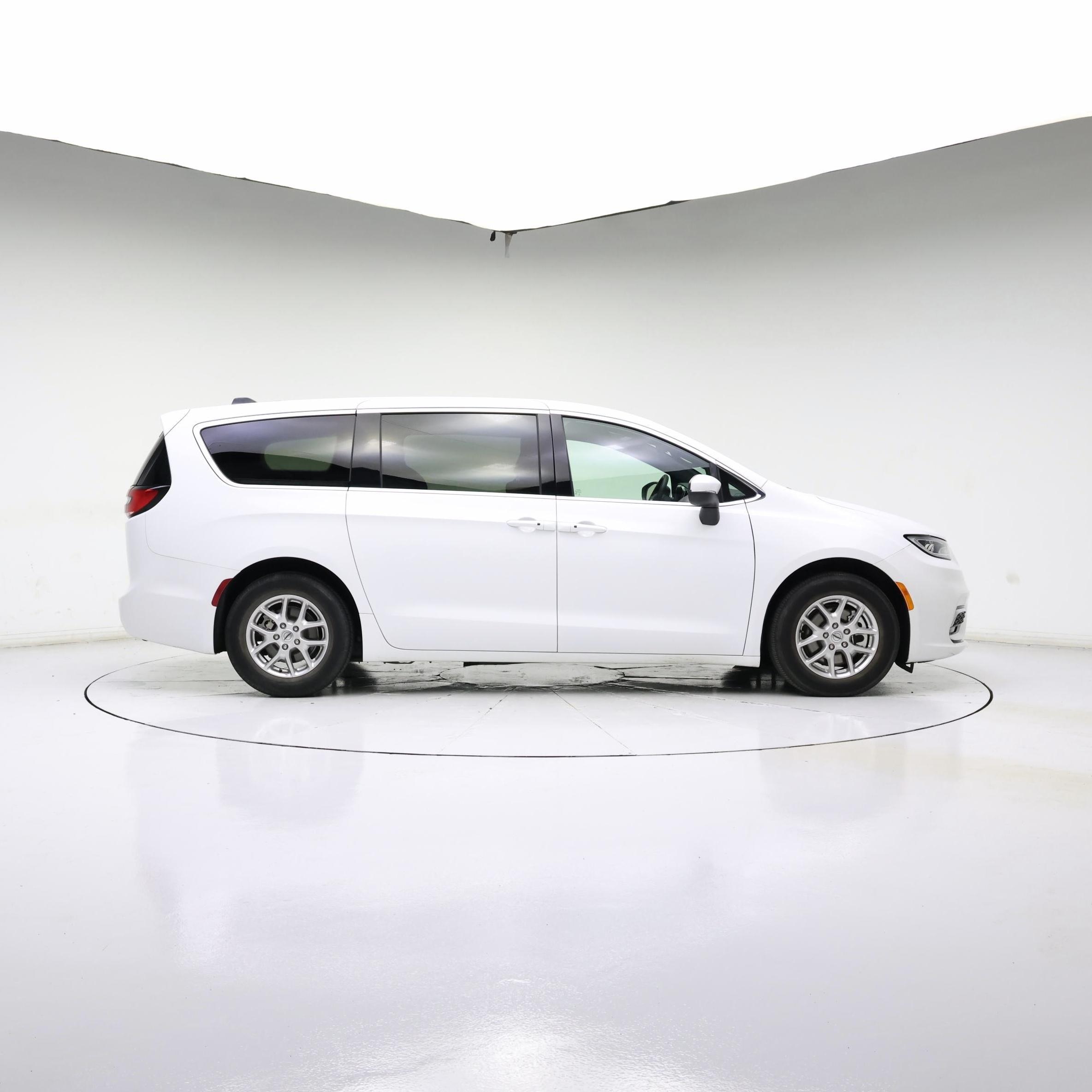 Thumbnail: 2023 Chrysler Pacifica - 7