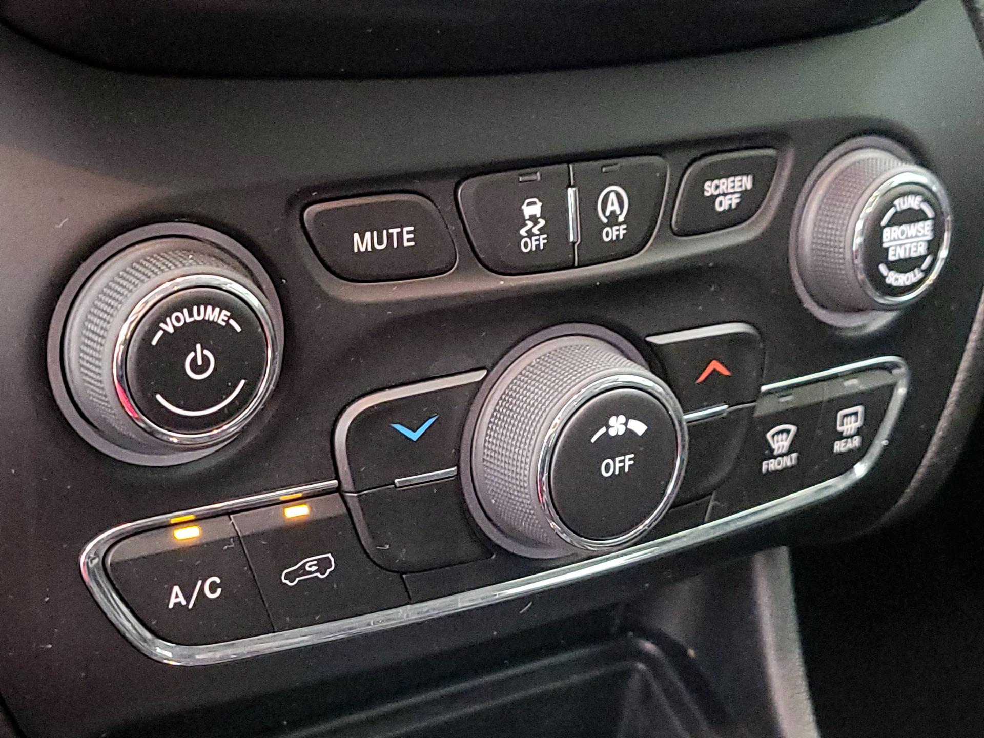 Thumbnail: 2021 Jeep Cherokee - 16