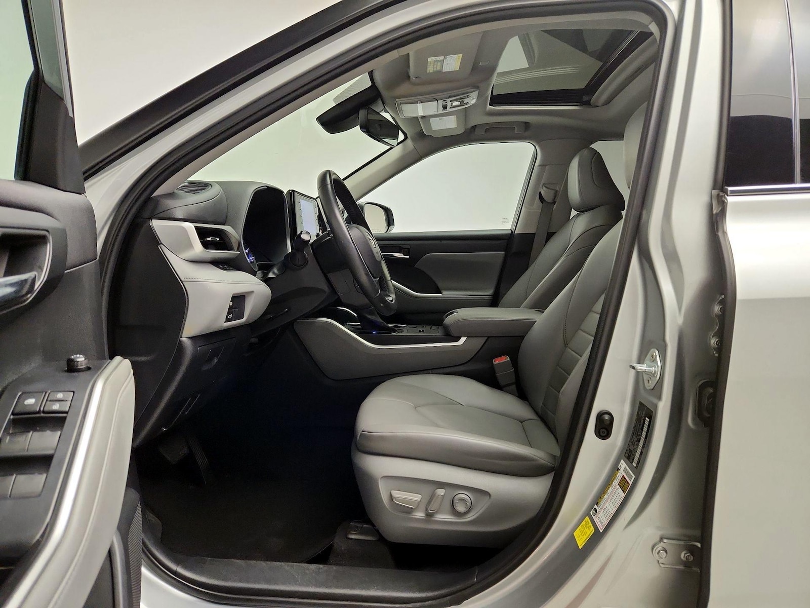 2022 Toyota Highlander XLE - Photo 12