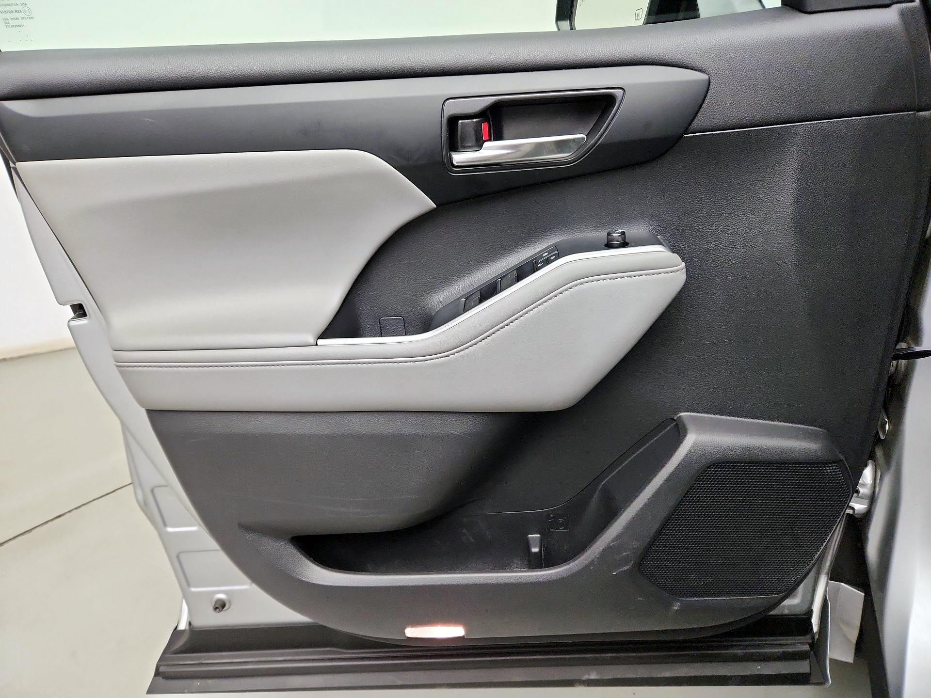 Thumbnail: 2022 Toyota Highlander - 12