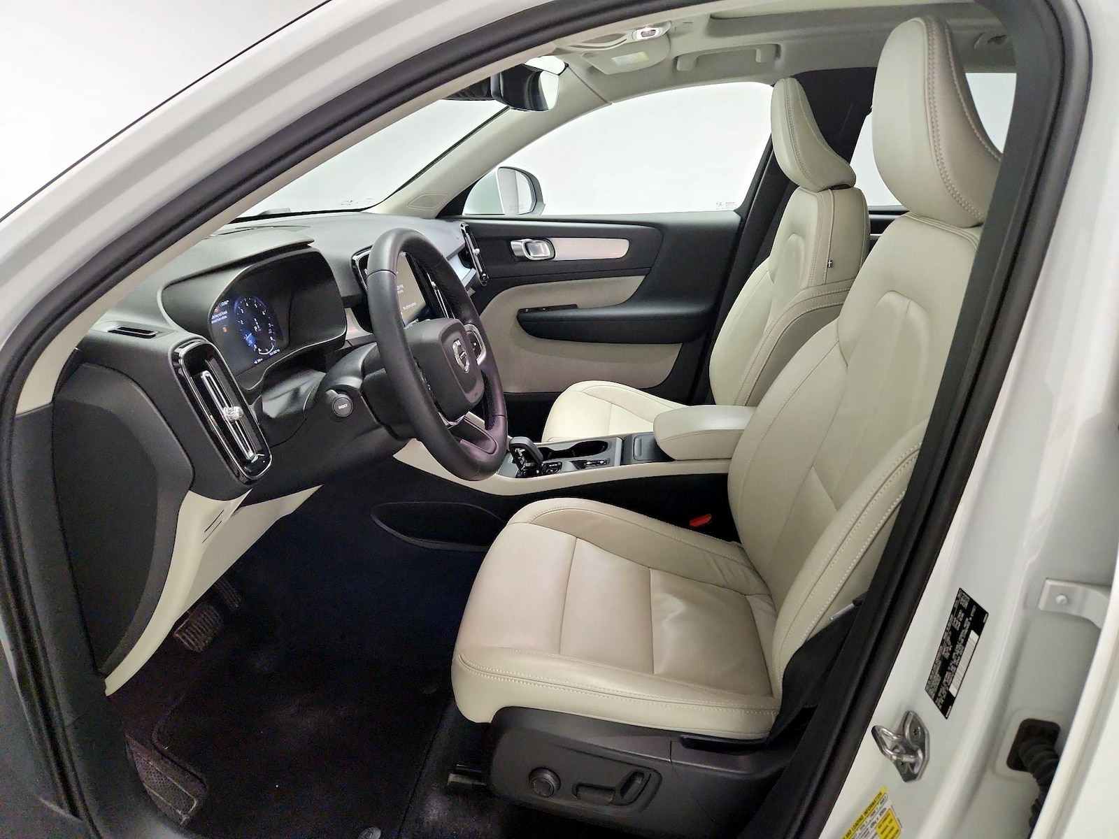 2022 Volvo XC40 Momentum - Photo 12