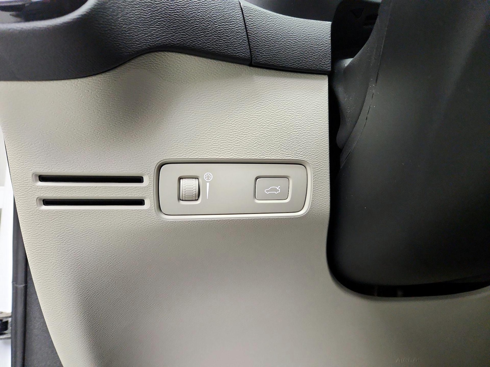 2022 Volvo XC40 Momentum - Photo 14
