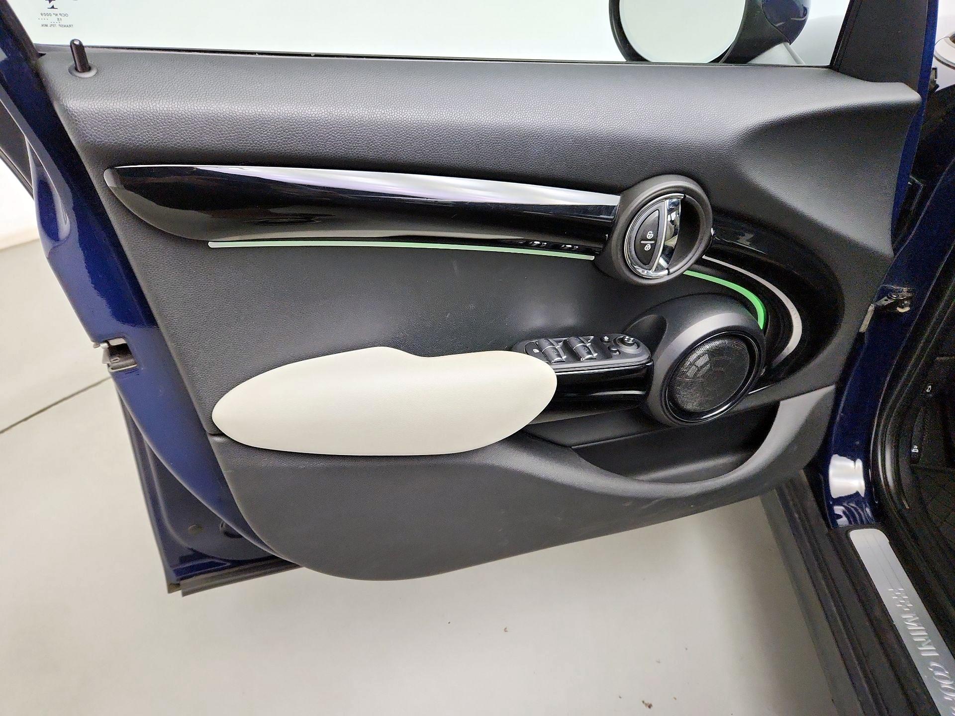 Thumbnail: 2016 MINI Cooper Hardtop - 12