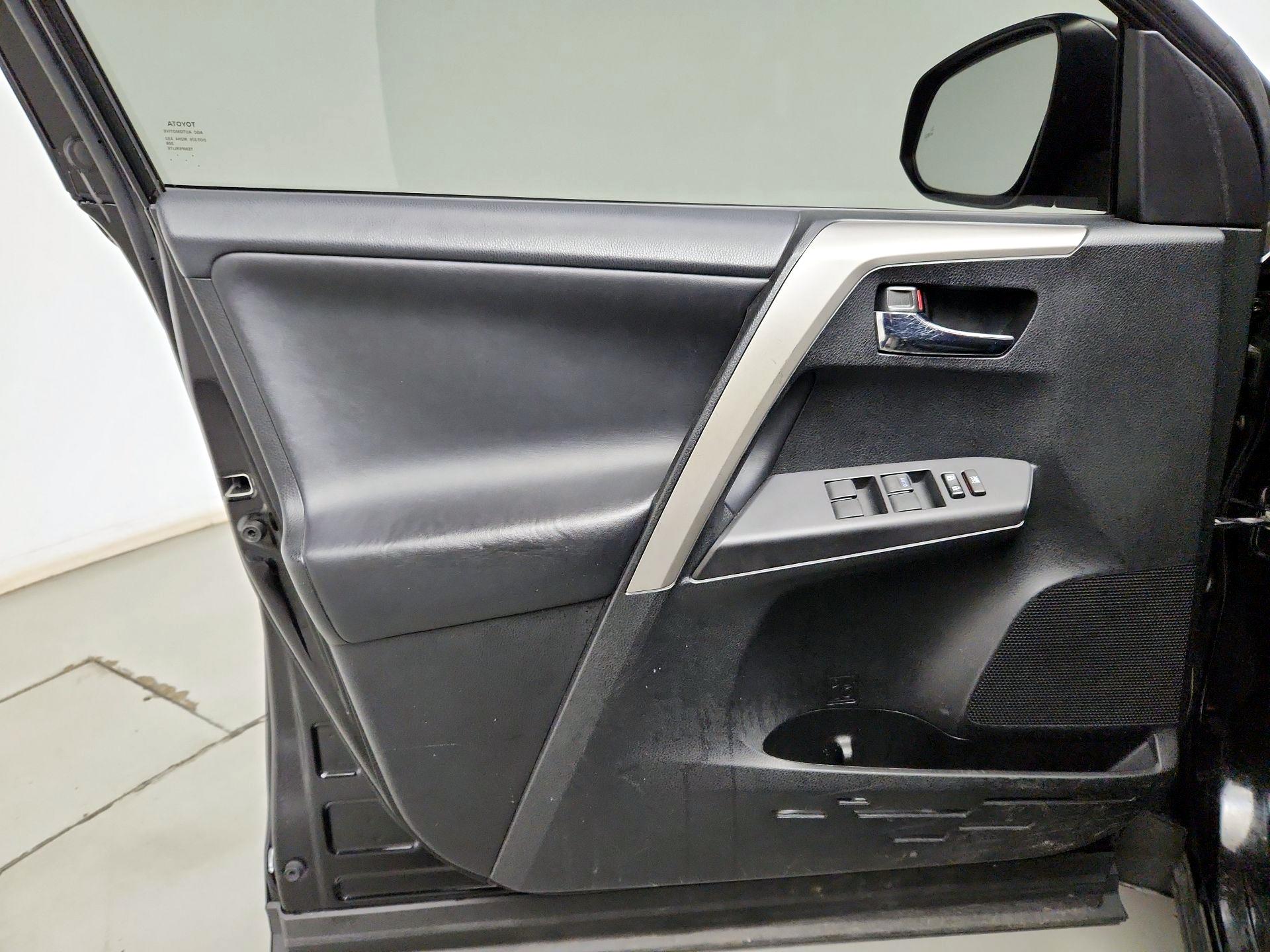 Thumbnail: 2016 Toyota RAV4 - 12