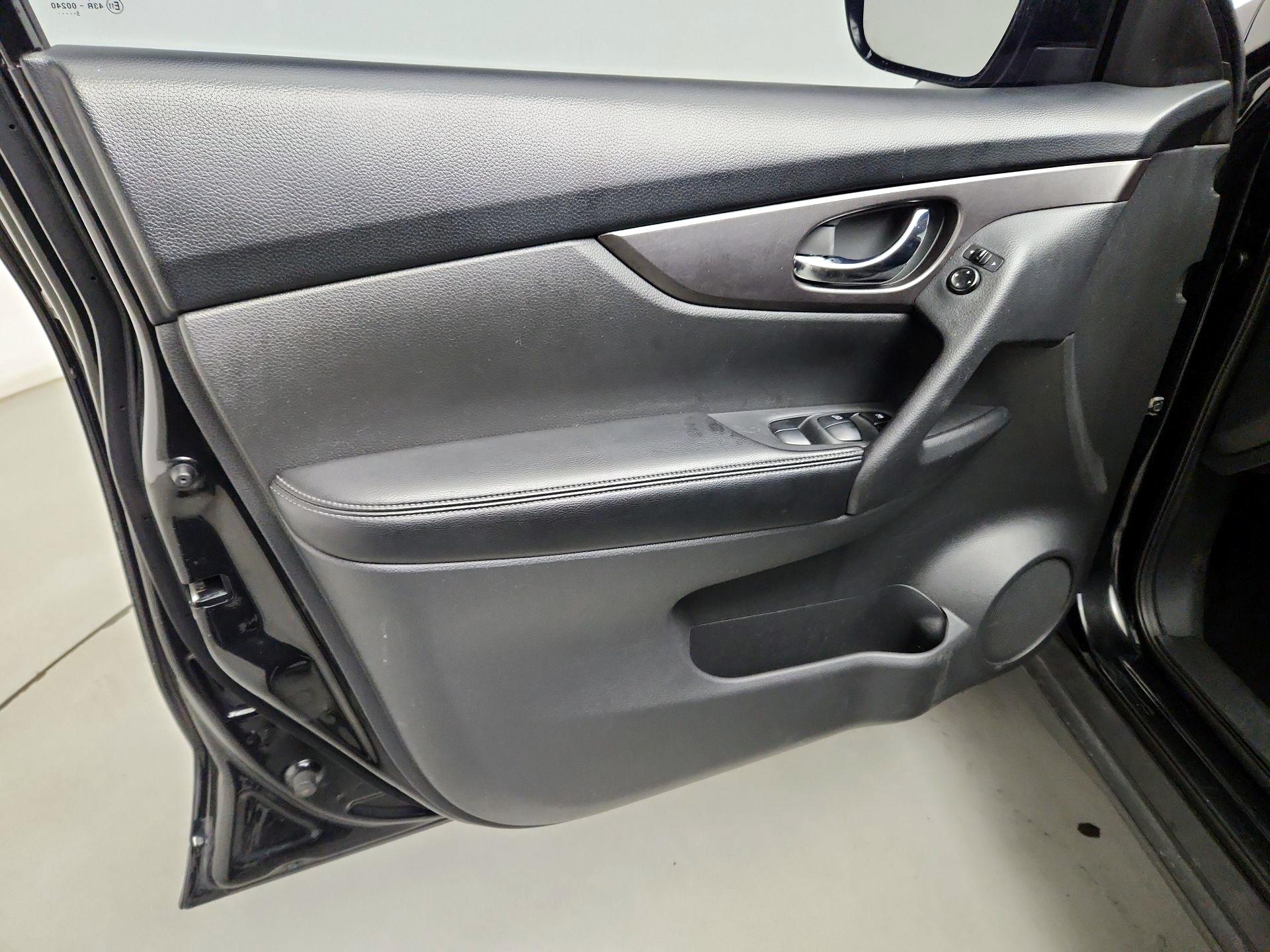 Thumbnail: 2016 Nissan Rogue - 12