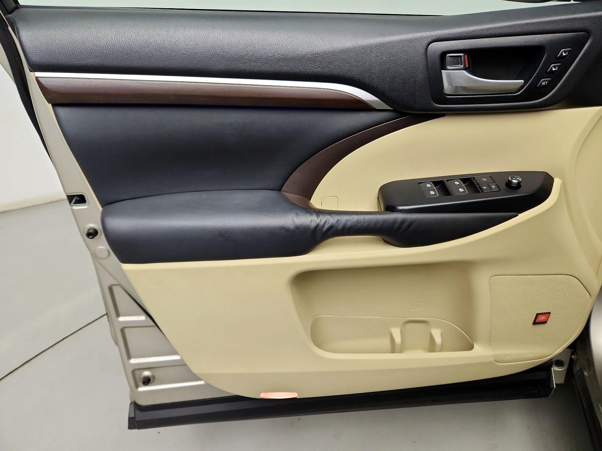 Thumbnail: 2015 Toyota Highlander - 12