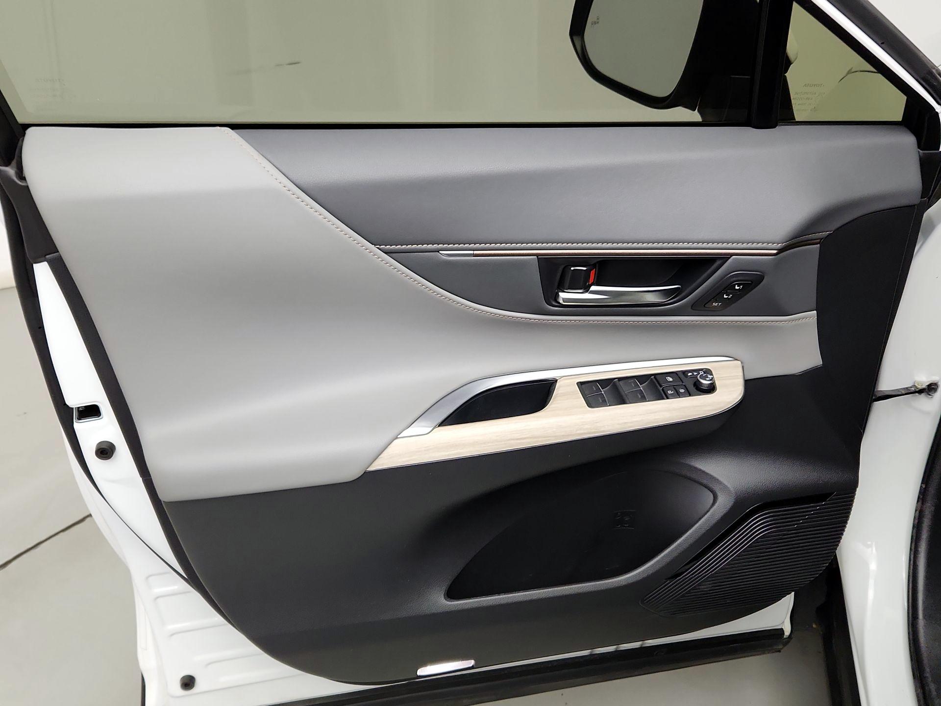 Thumbnail: 2023 Toyota Venza - 12
