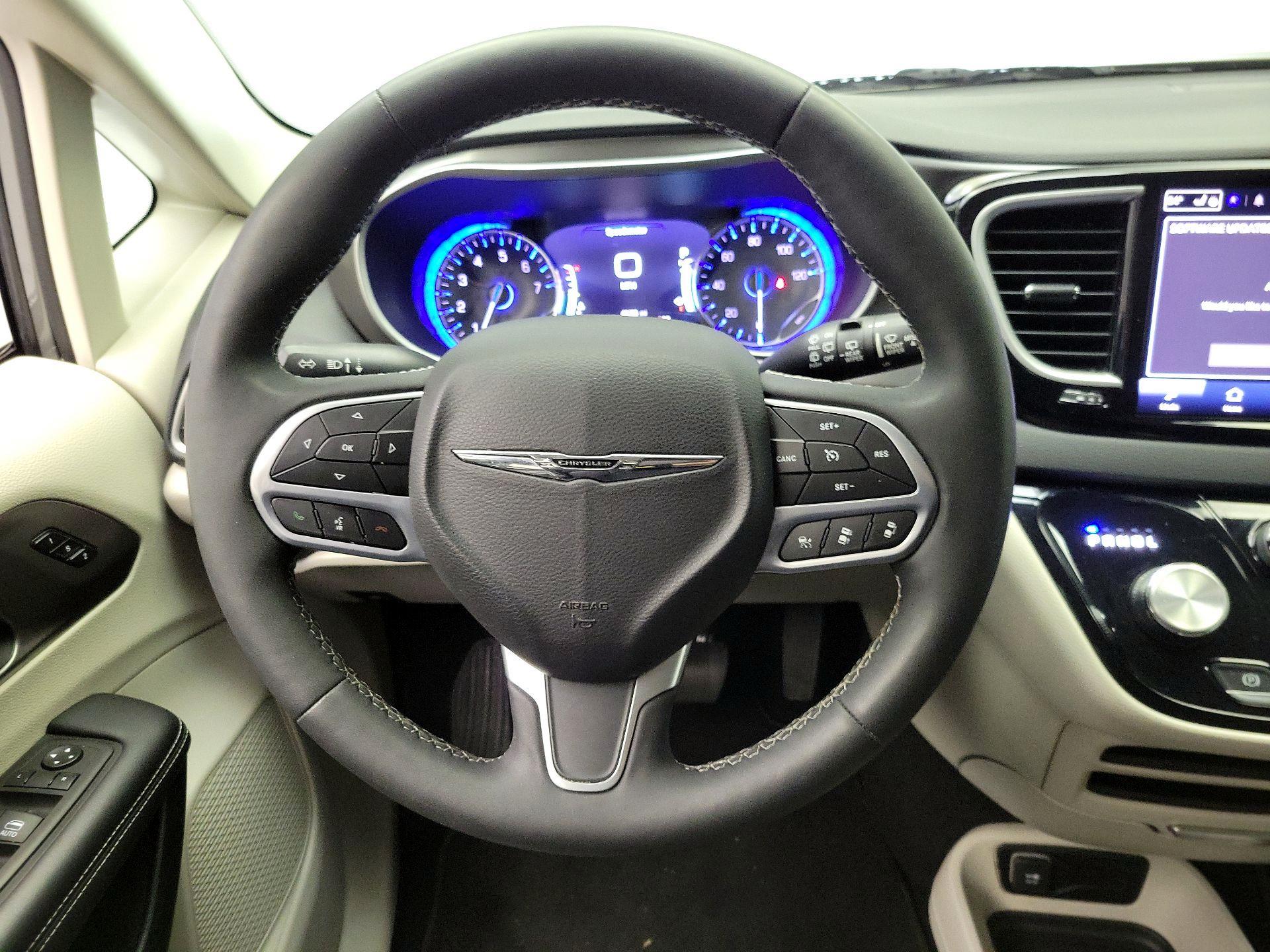 Thumbnail: 2023 Chrysler Pacifica - 10