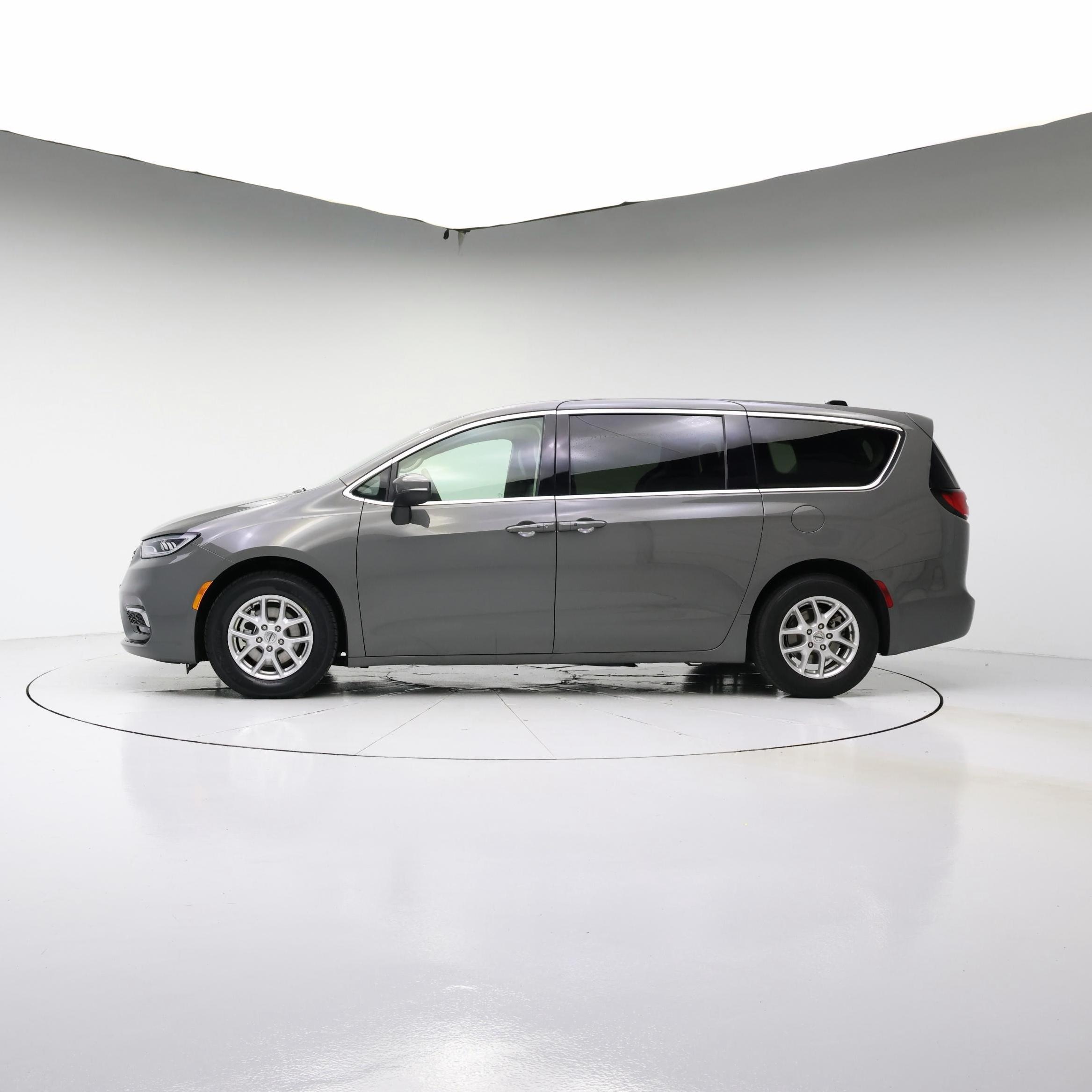 Thumbnail: 2023 Chrysler Pacifica - 3
