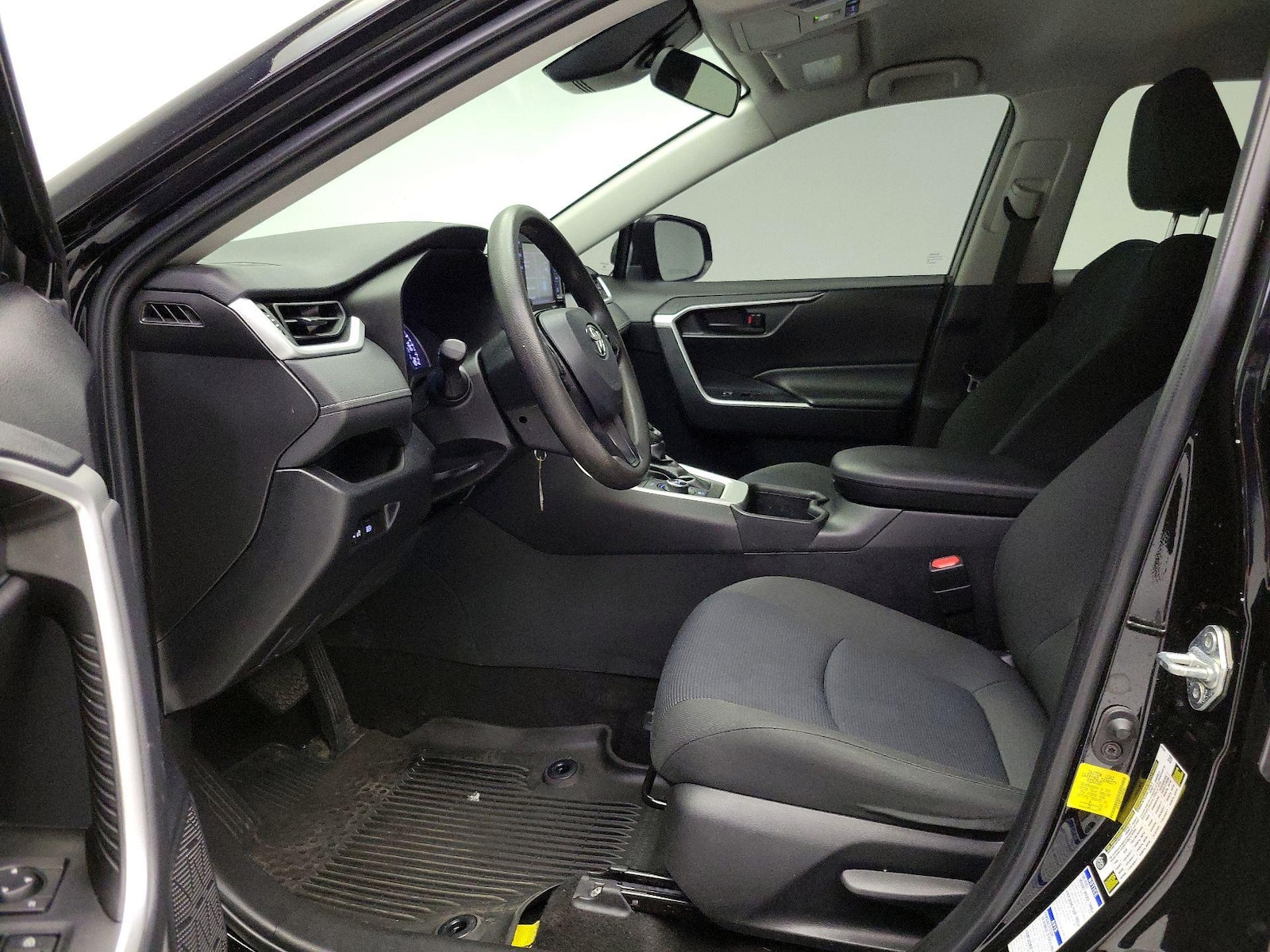 2022 Toyota RAV4 LE - Photo 12