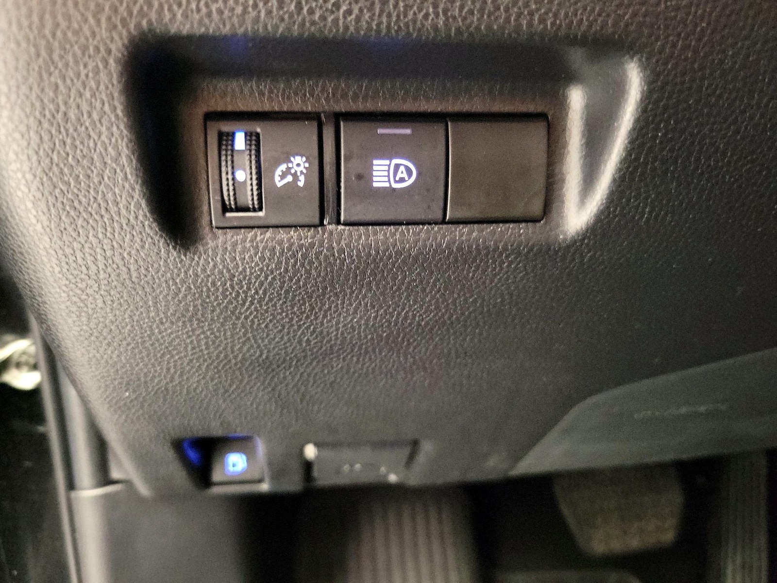 2022 Toyota RAV4 LE - Photo 14