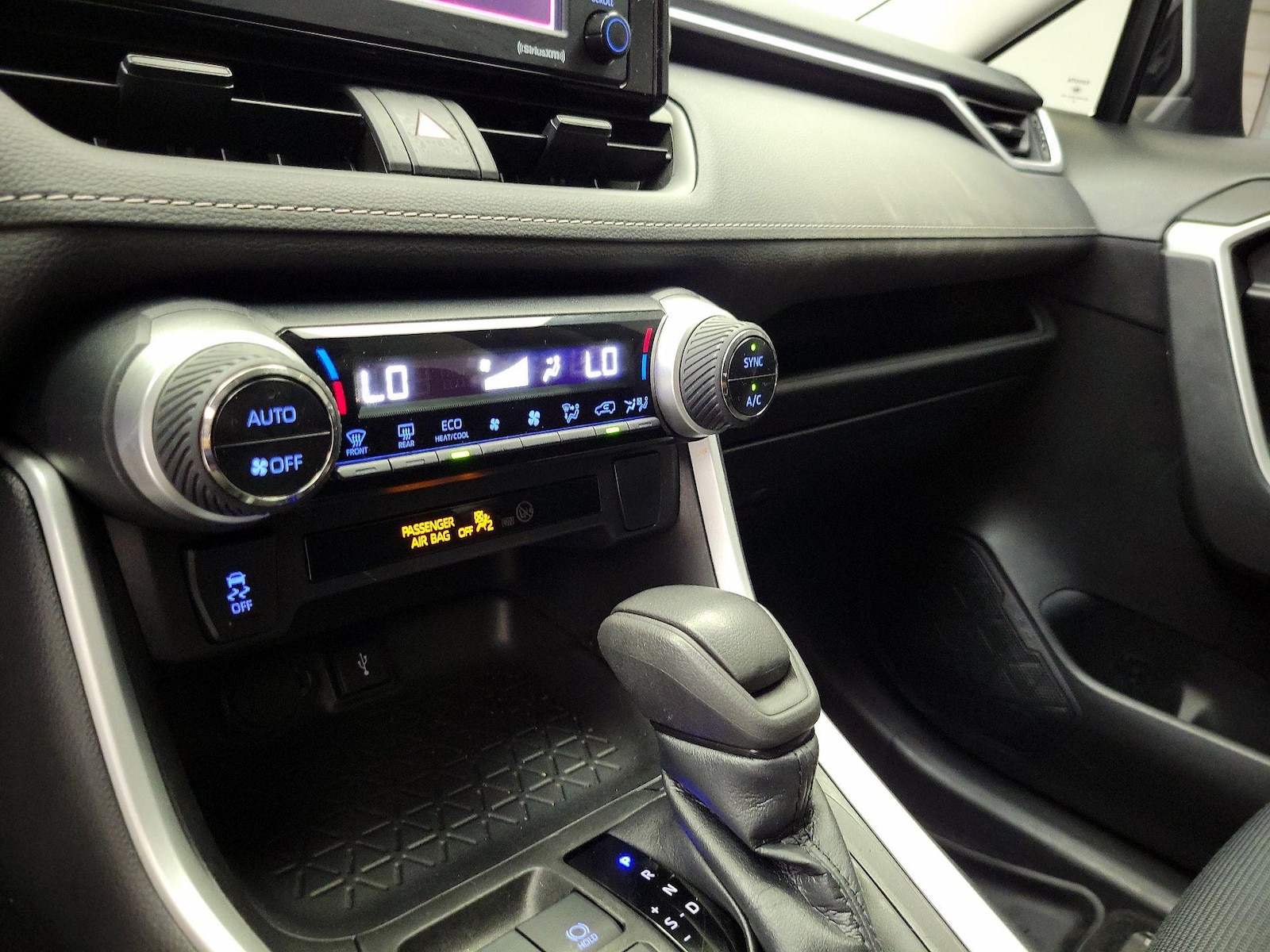 2022 Toyota RAV4 LE - Photo 17