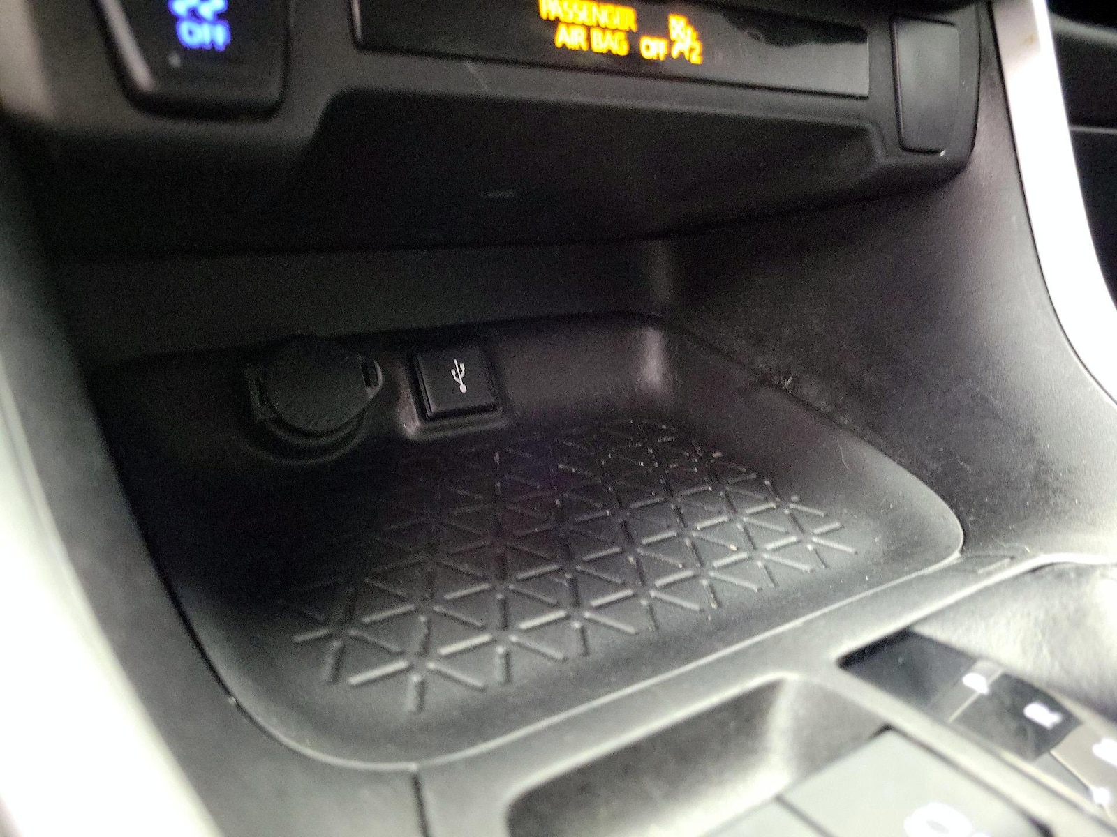 2022 Toyota RAV4 LE - Photo 19