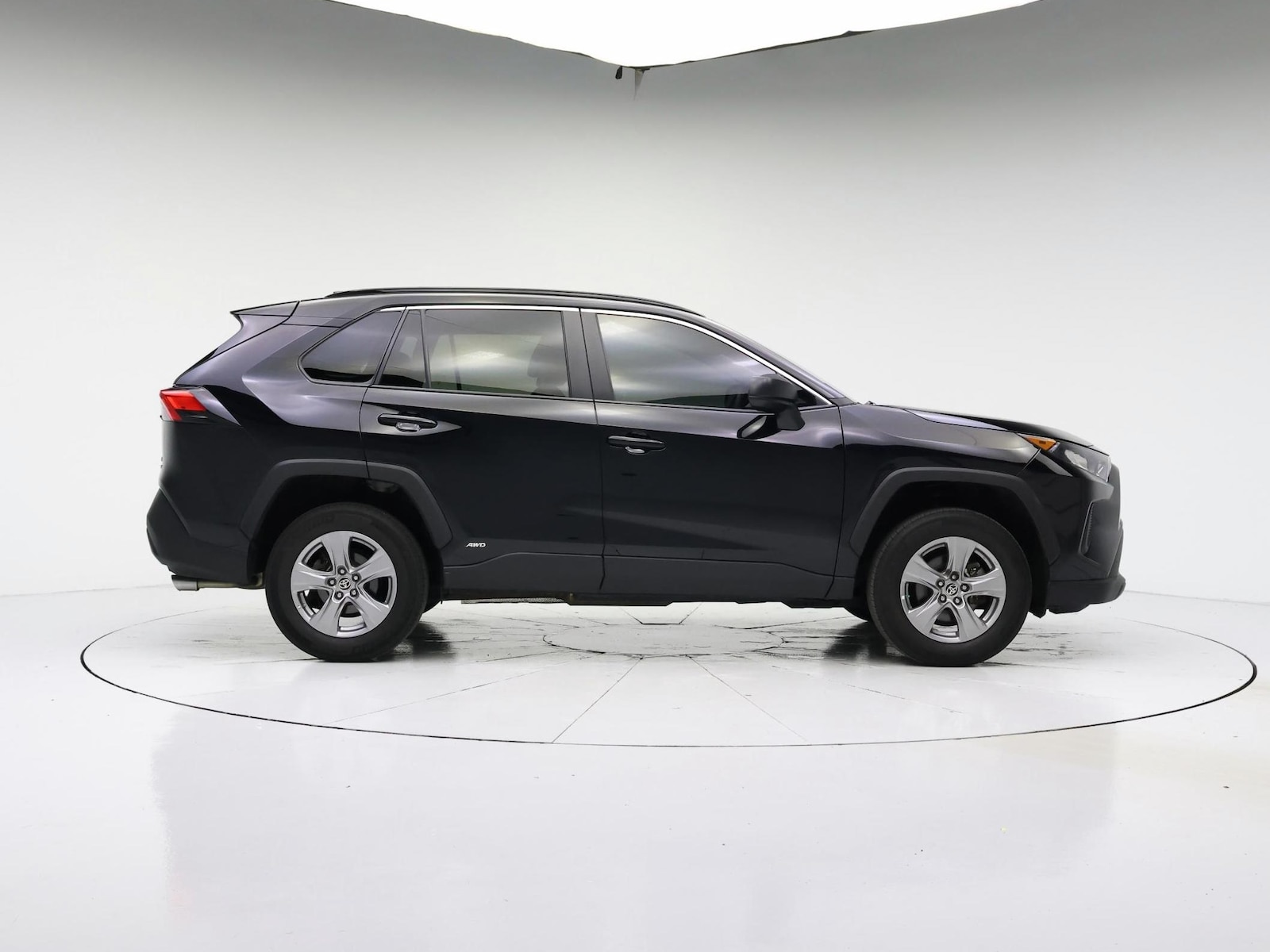 2022 Toyota RAV4 LE - Photo 8