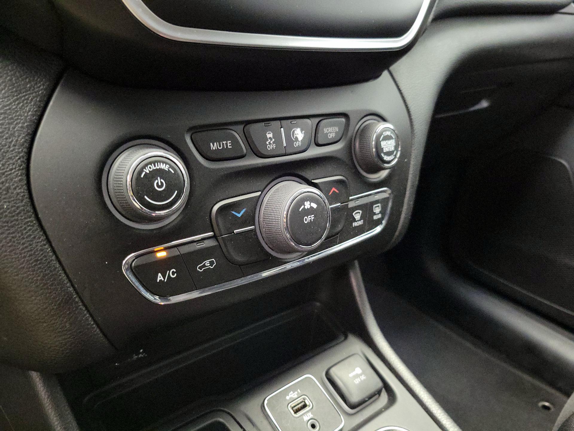 Thumbnail: 2020 Jeep Cherokee - 16