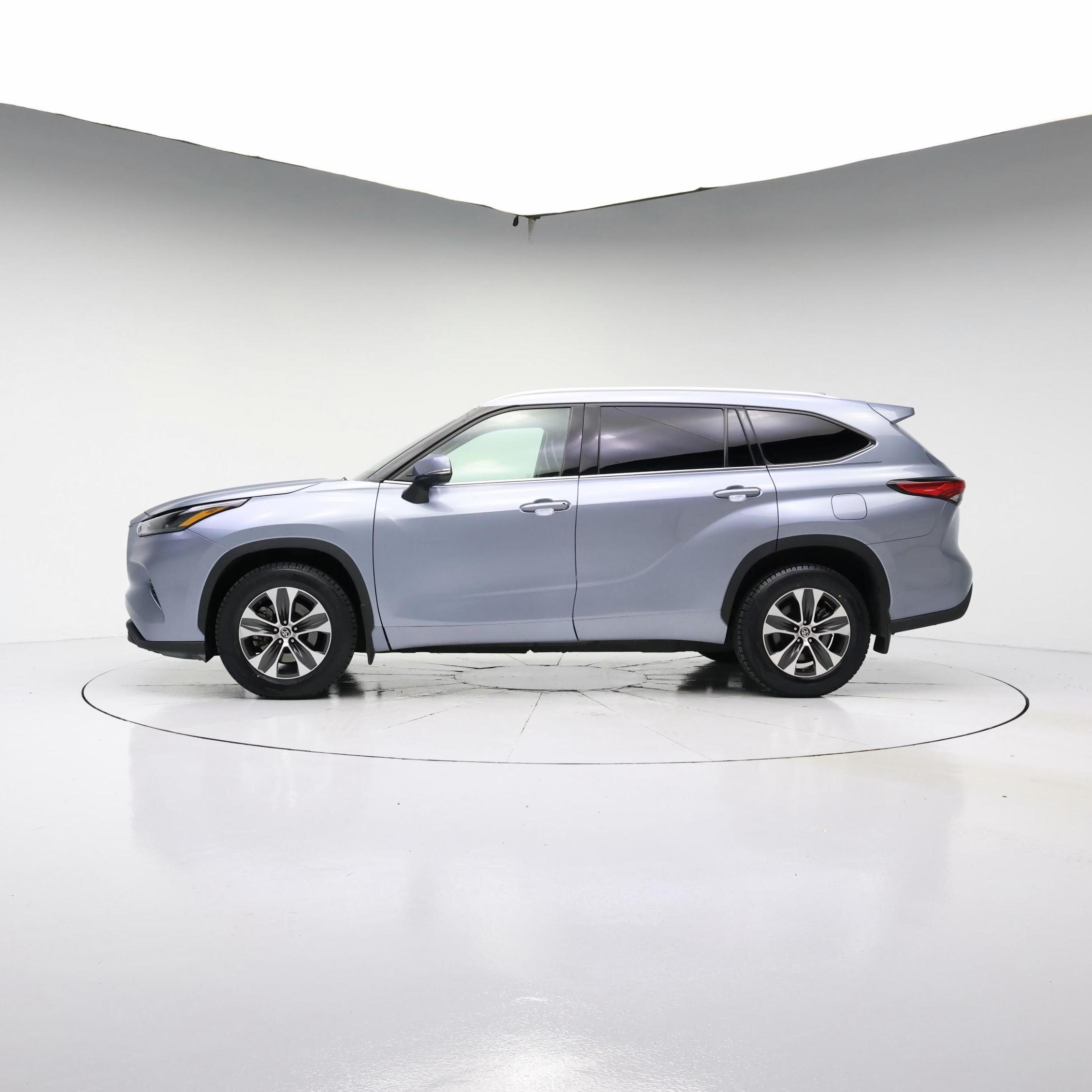Thumbnail: 2022 Toyota Highlander - 3