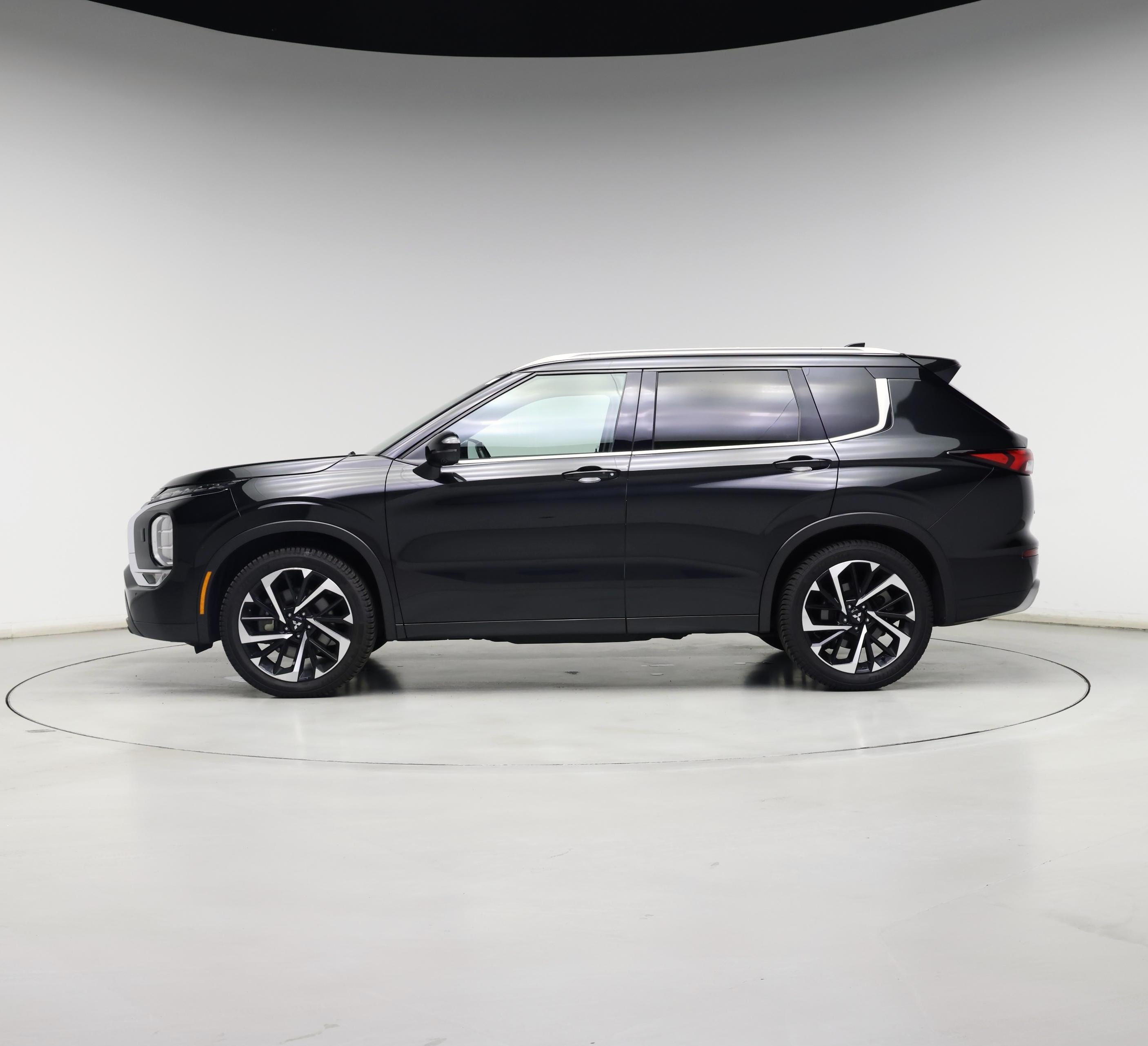 Thumbnail: 2022 Mitsubishi Outlander - 3