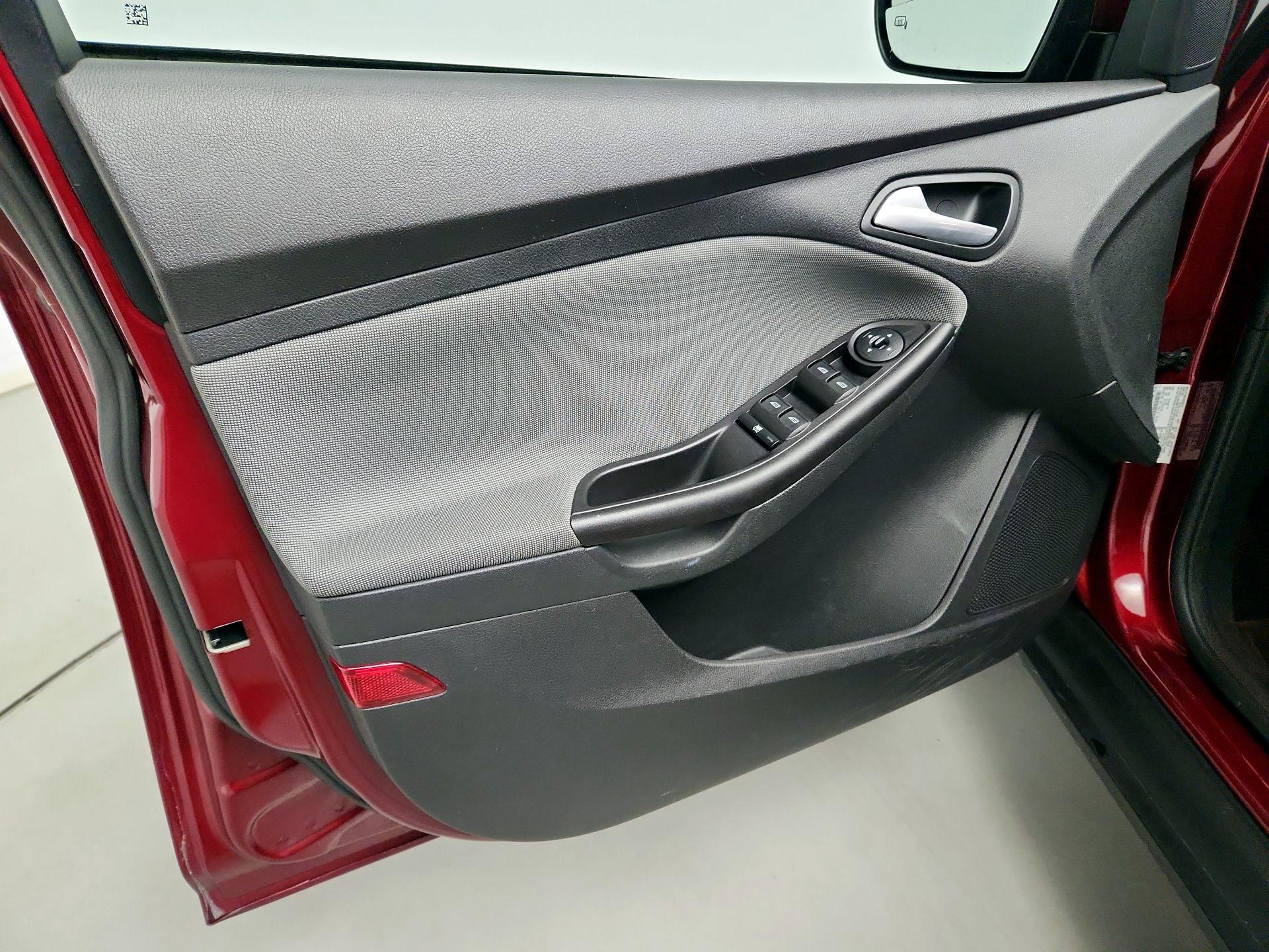 Thumbnail: 2014 Ford Focus - 12