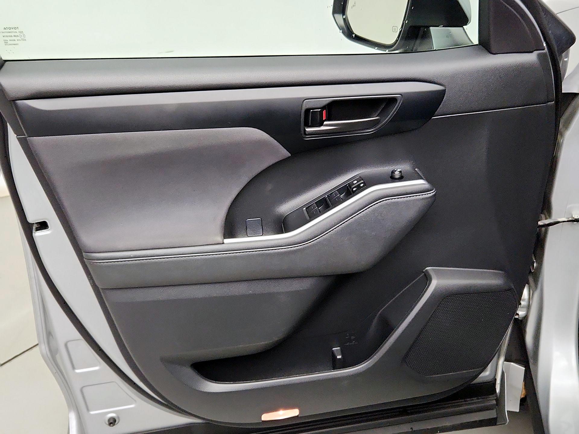 Thumbnail: 2023 Toyota Highlander - 12