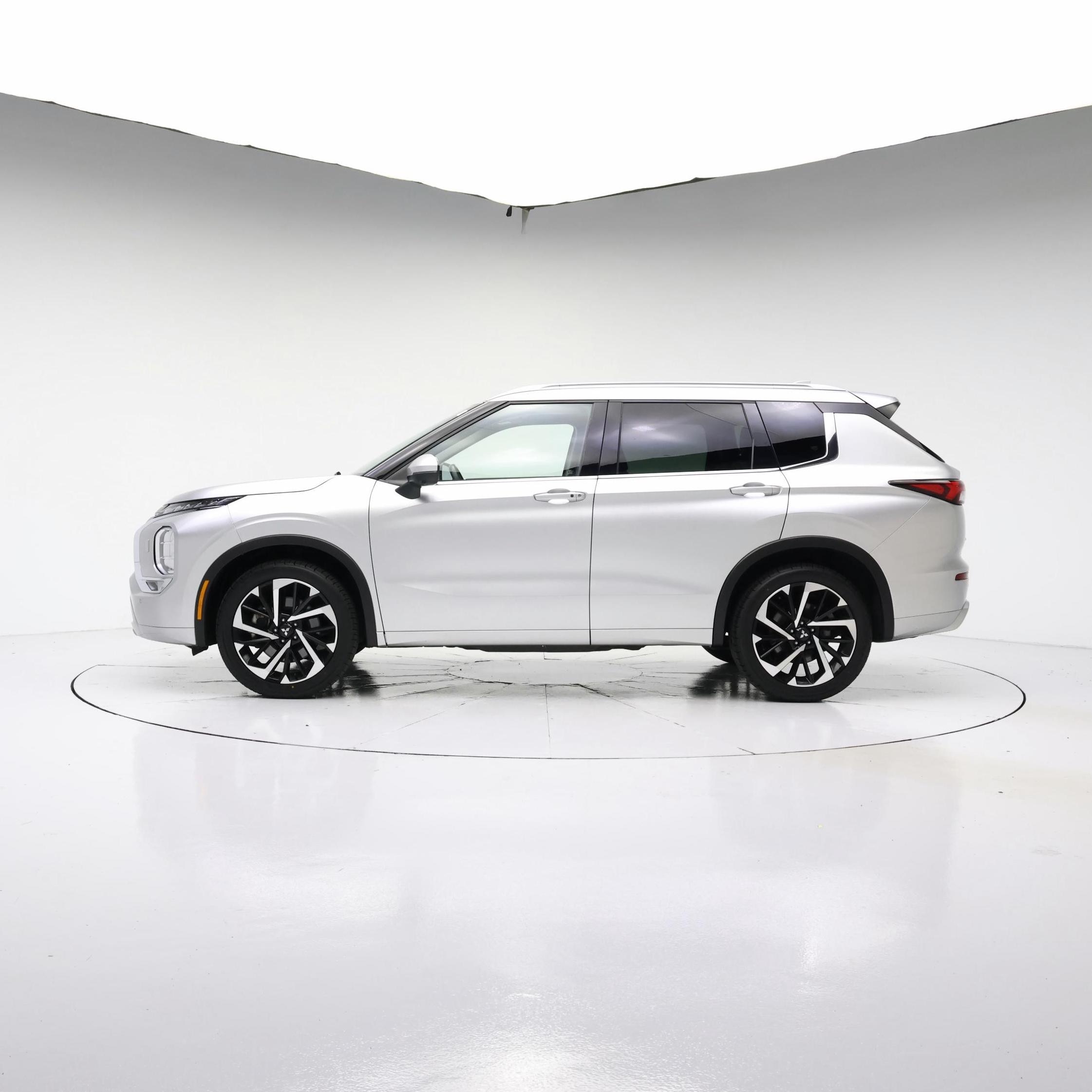 Thumbnail: 2022 Mitsubishi Outlander - 3
