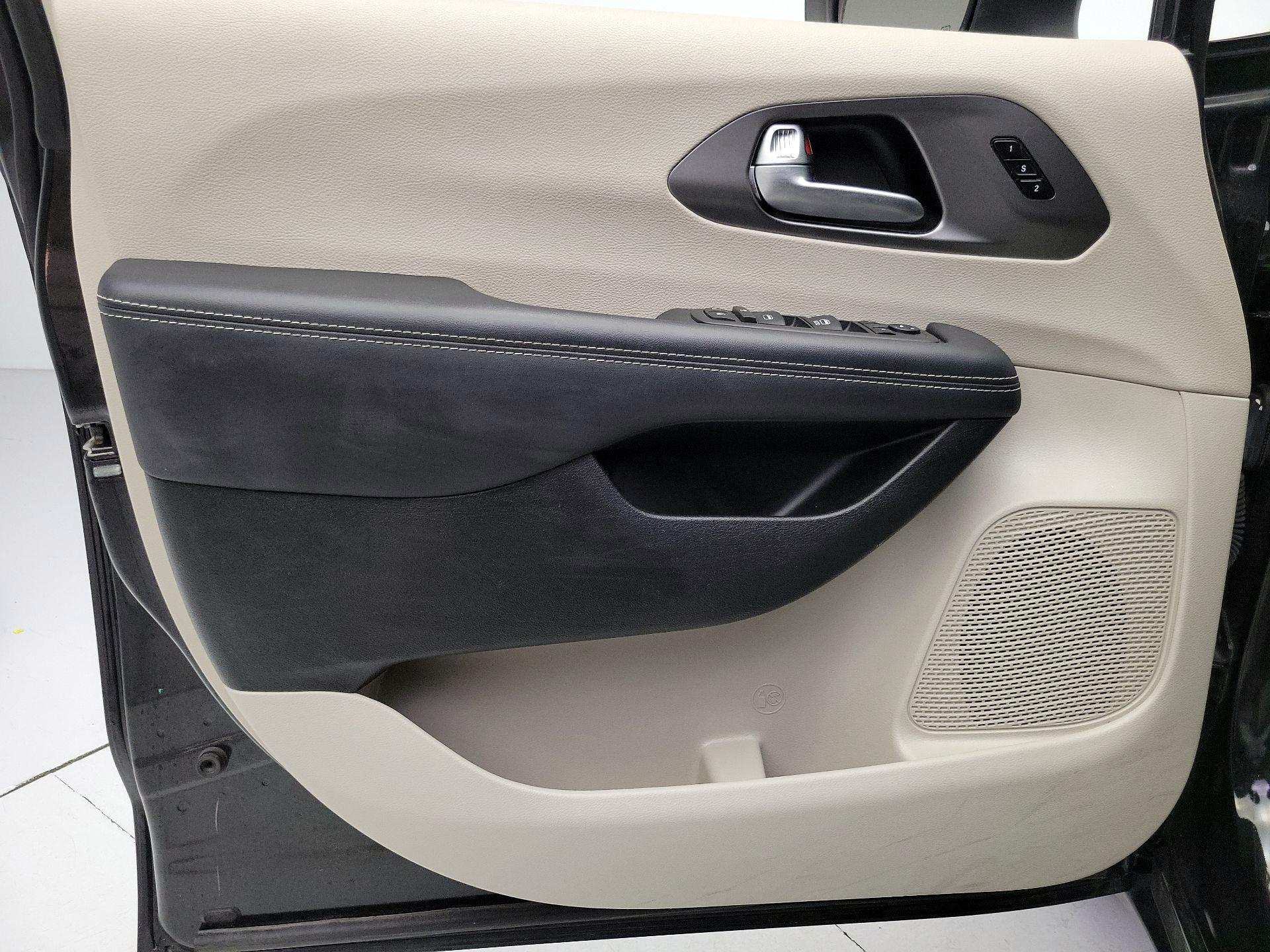 Thumbnail: 2023 Chrysler Pacifica - 12