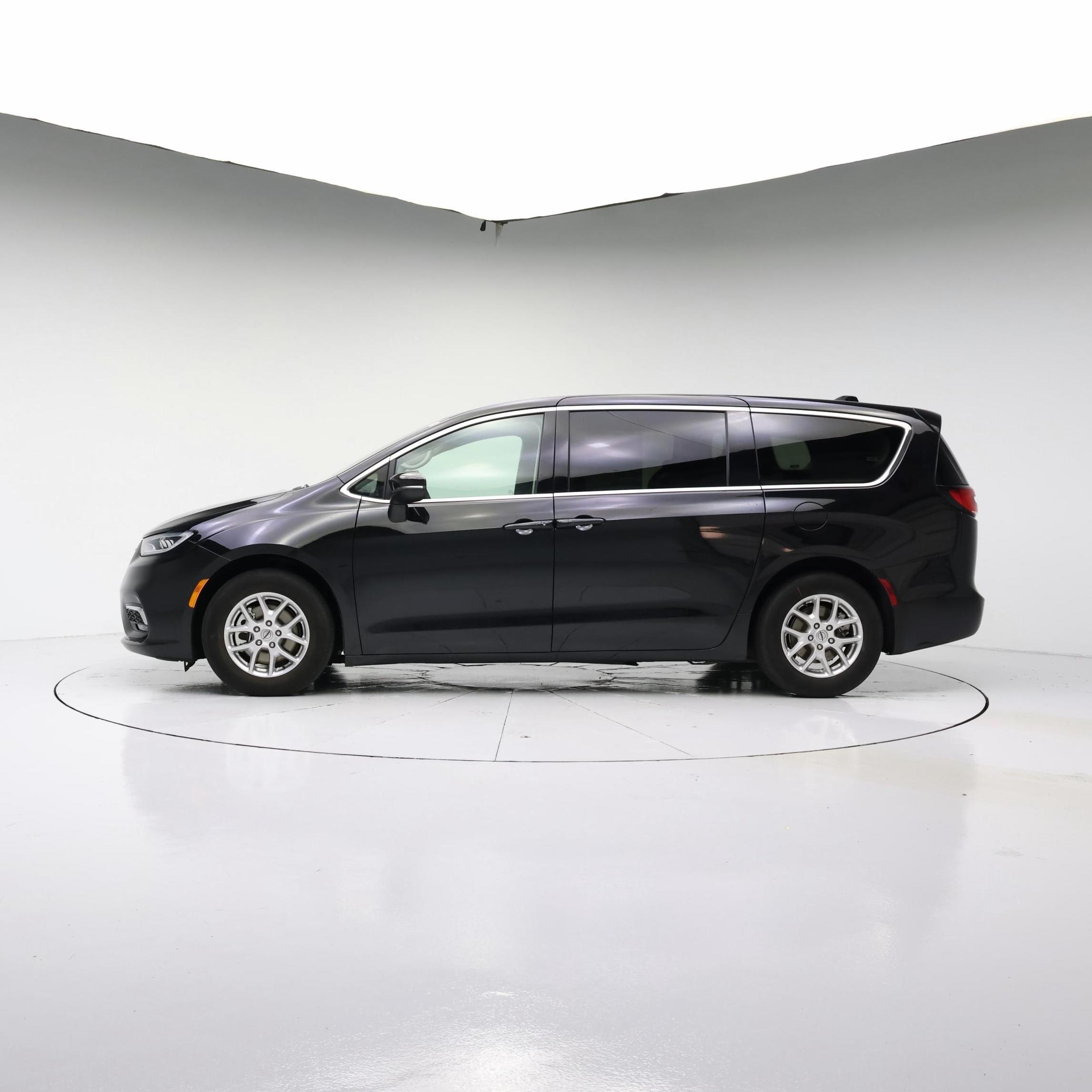 Thumbnail: 2023 Chrysler Pacifica - 3