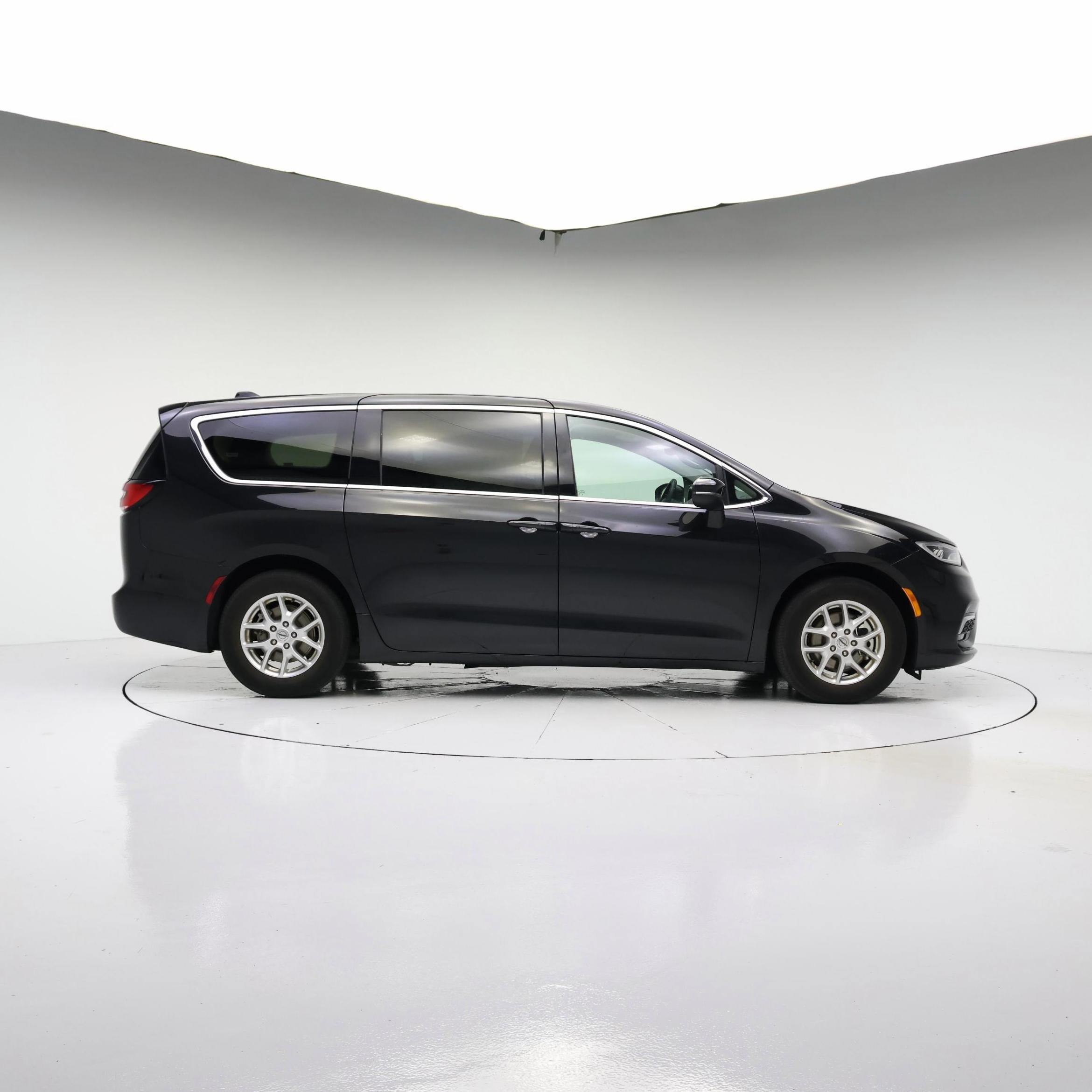Thumbnail: 2023 Chrysler Pacifica - 7
