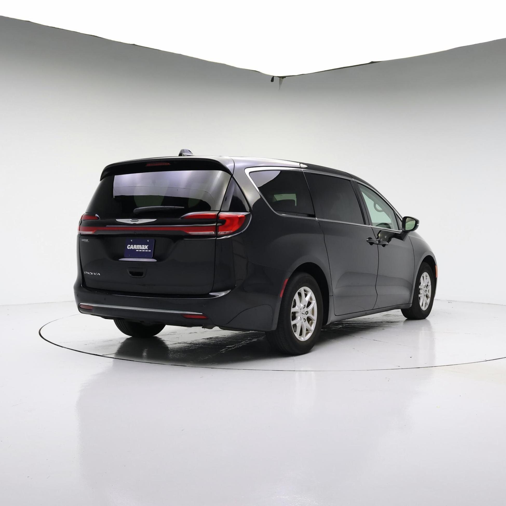 Thumbnail: 2023 Chrysler Pacifica - 8