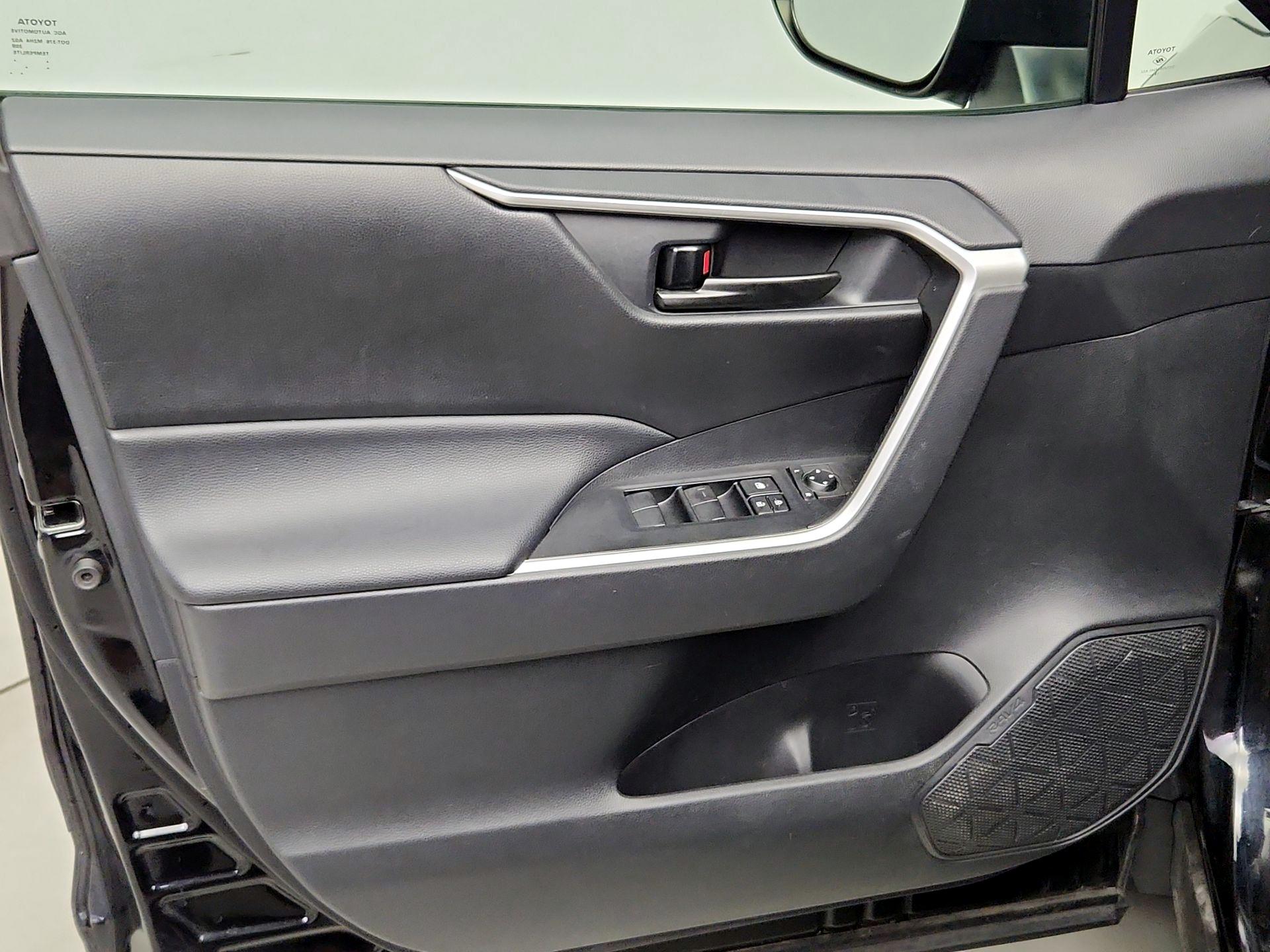 Thumbnail: 2019 Toyota RAV4 - 12