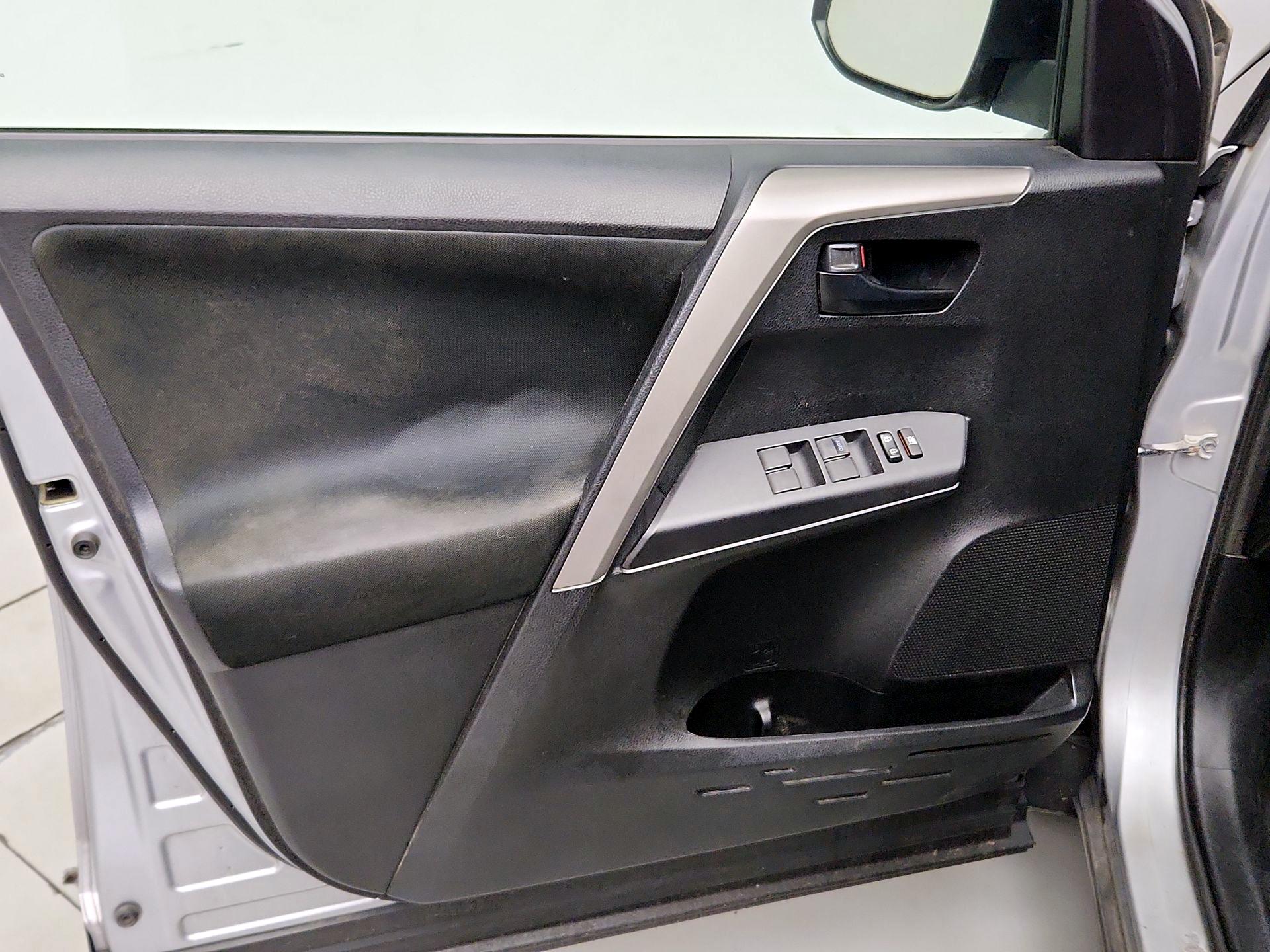 Thumbnail: 2016 Toyota RAV4 - 12
