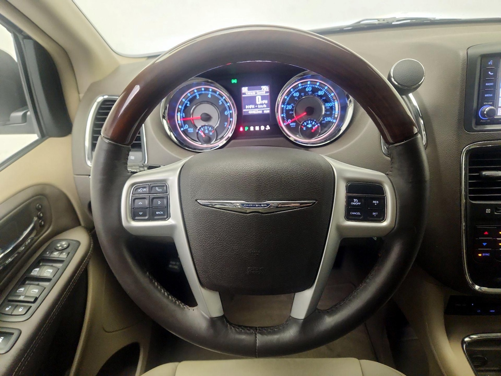 2015 Chrysler Town & Country Limited Platinum - Photo 11