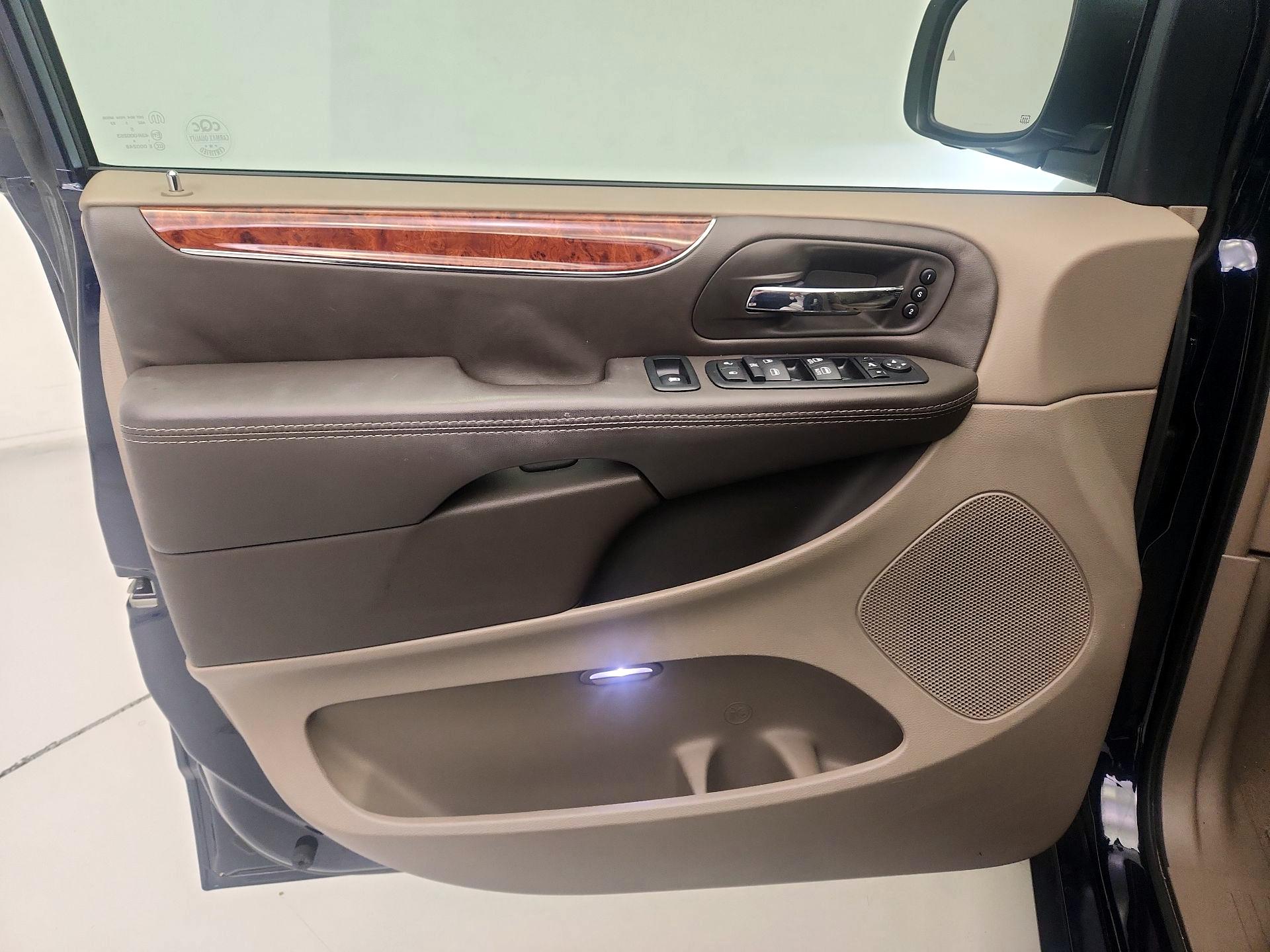 Thumbnail: 2015 Chrysler Town & Country - 12