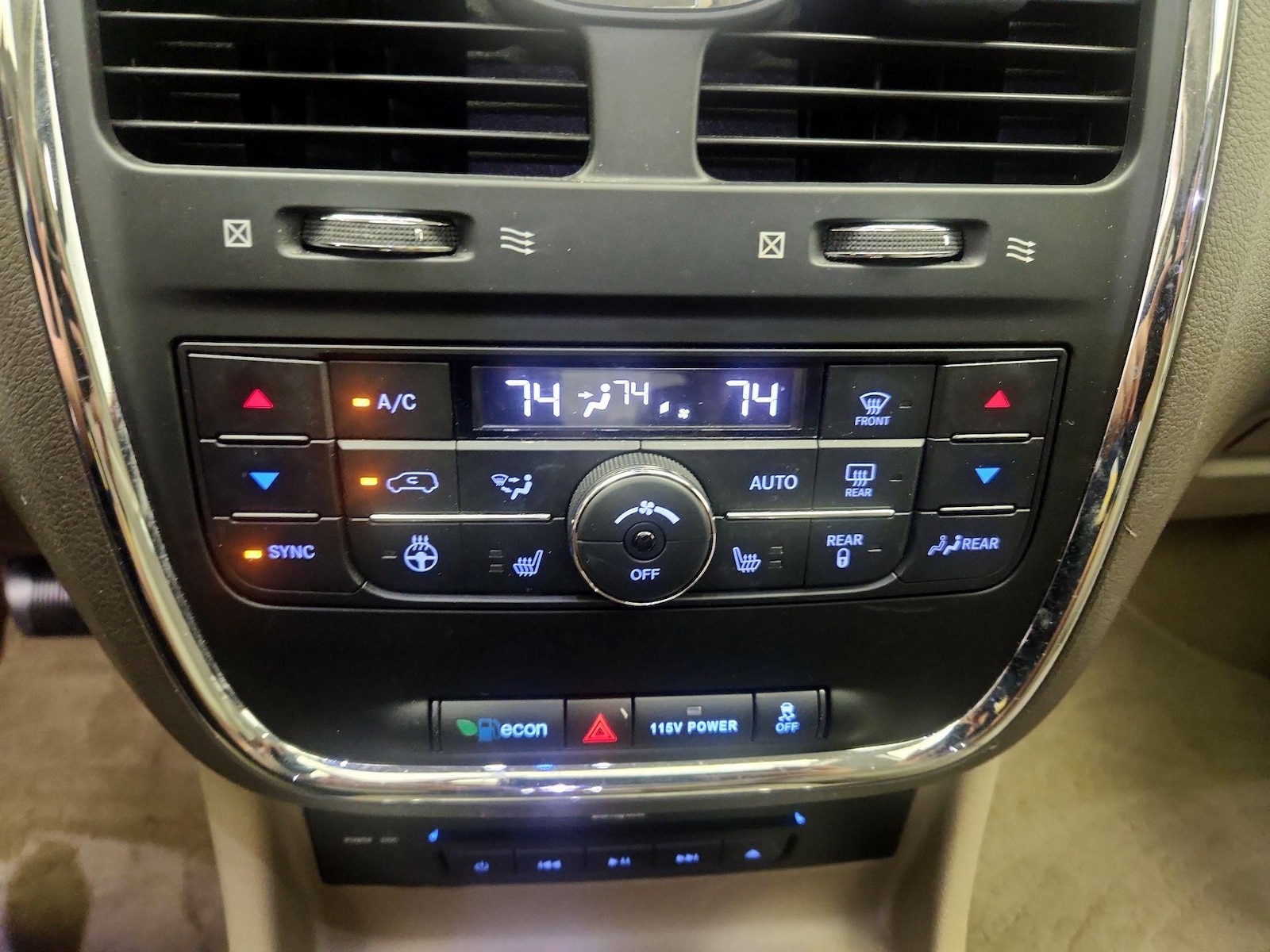 2015 Chrysler Town & Country Limited Platinum - Photo 17