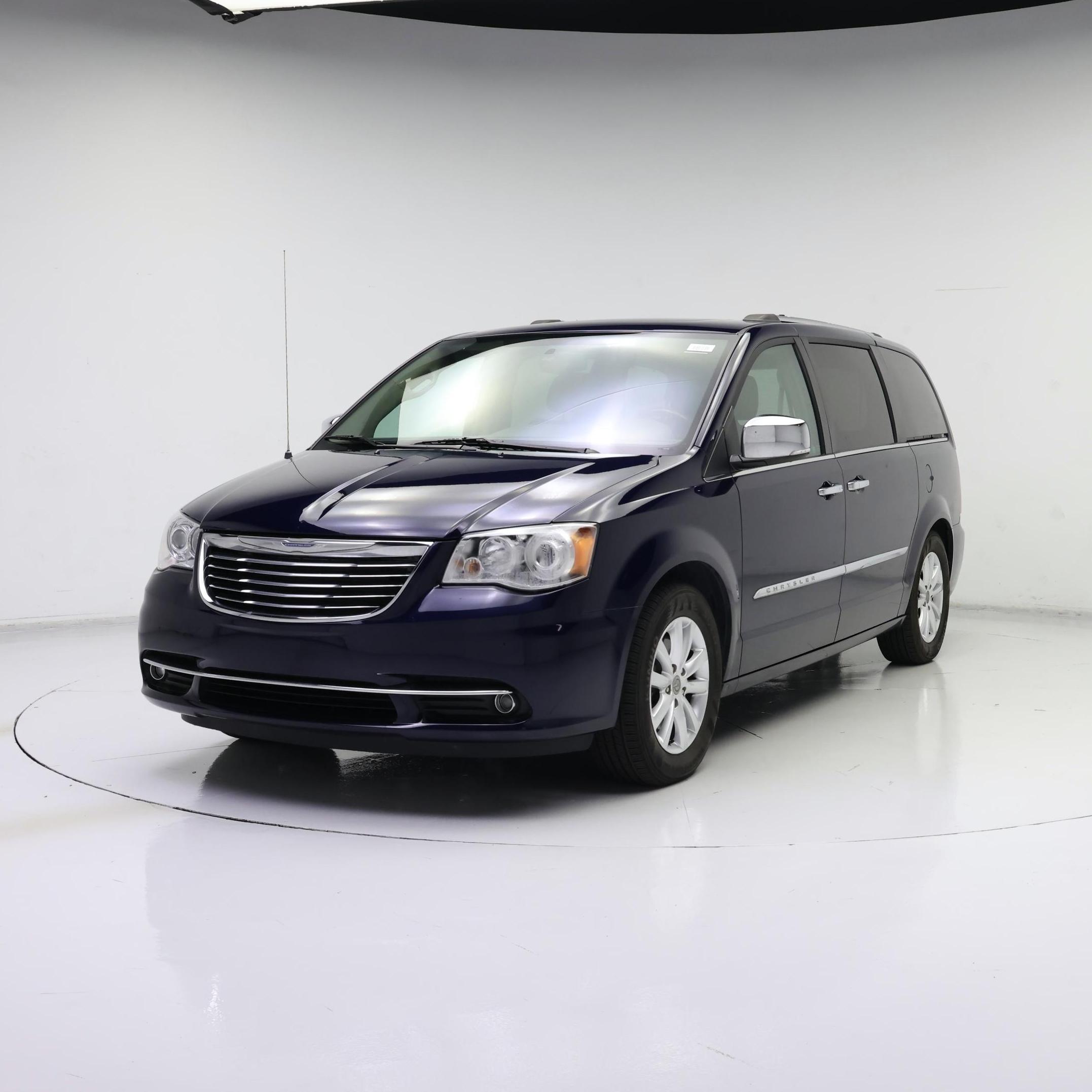 Thumbnail: 2015 Chrysler Town & Country - 4