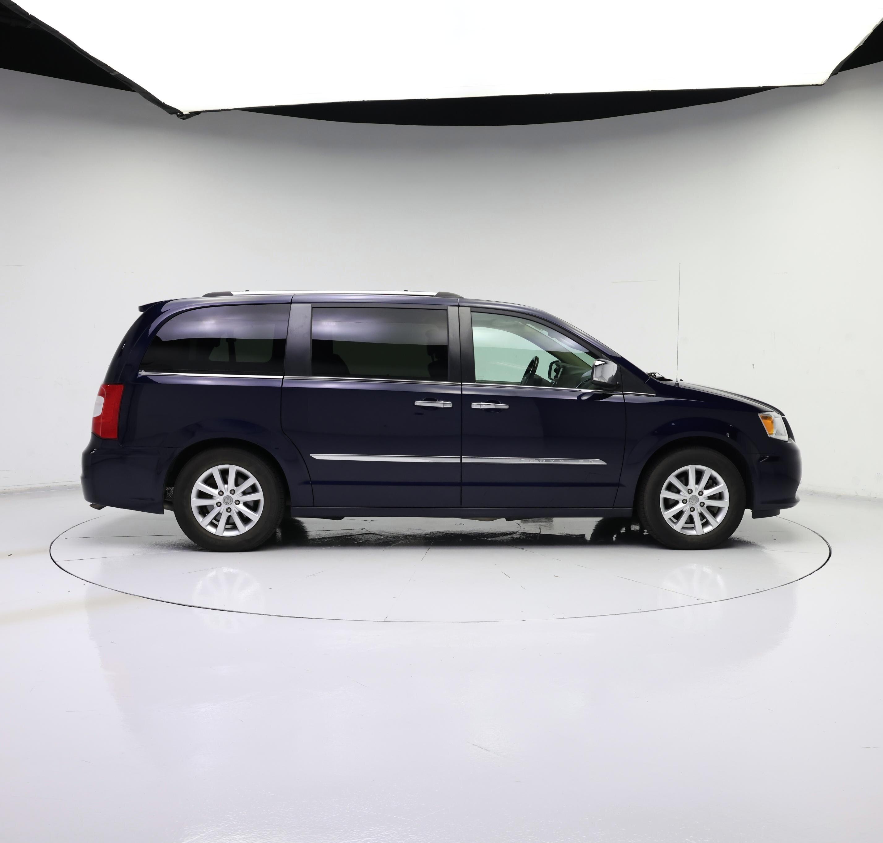 Thumbnail: 2015 Chrysler Town & Country - 7