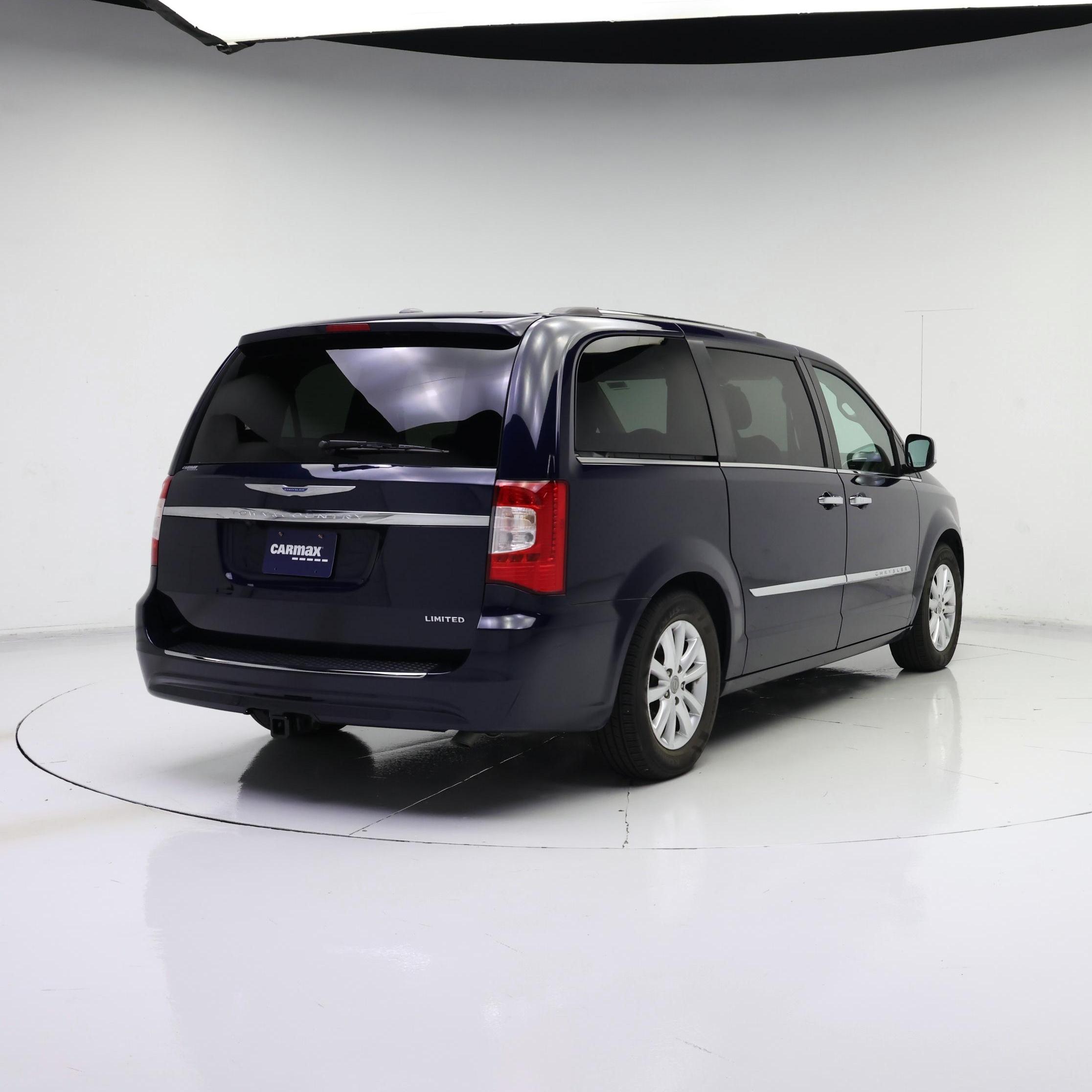 Thumbnail: 2015 Chrysler Town & Country - 8
