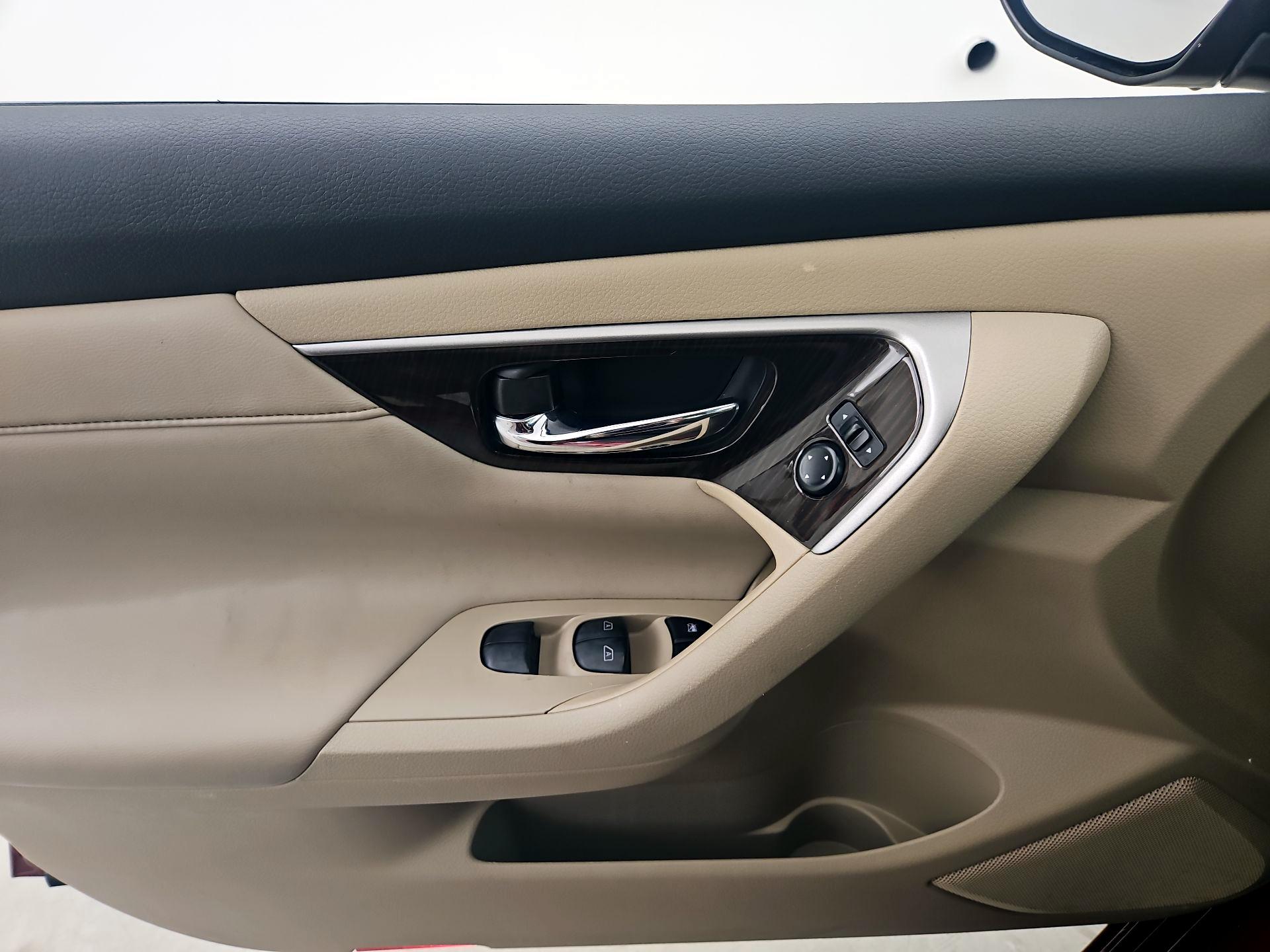 Thumbnail: 2015 Nissan Altima - 12