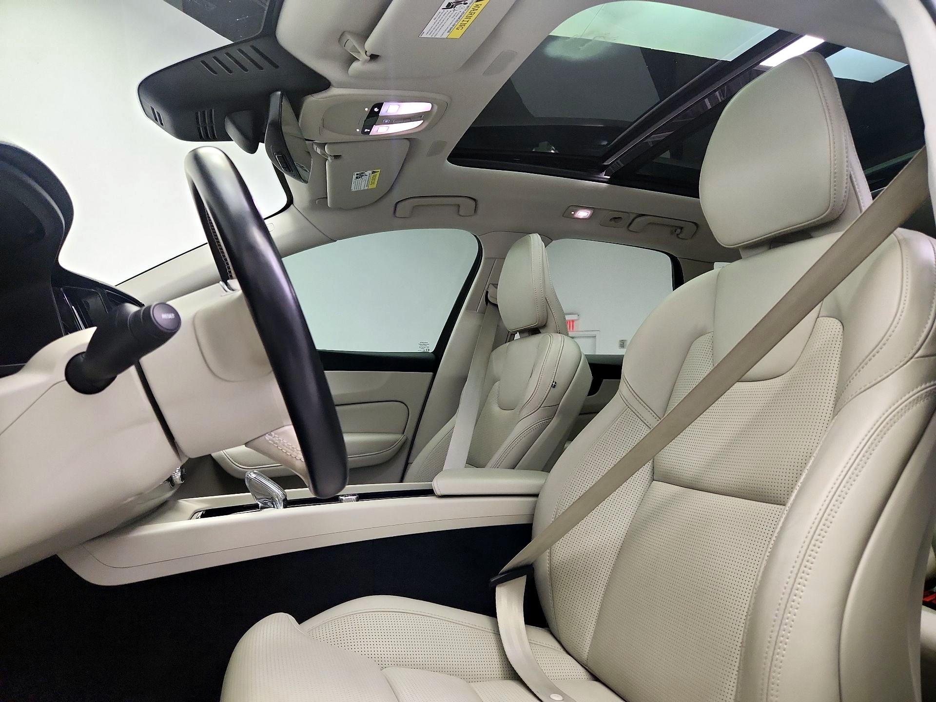 Thumbnail: 2022 Volvo XC60 - 20