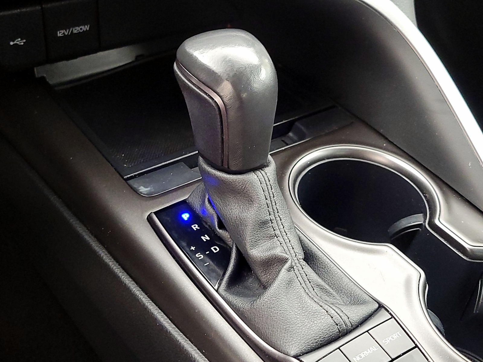 2024 Toyota Camry SE - Photo 18