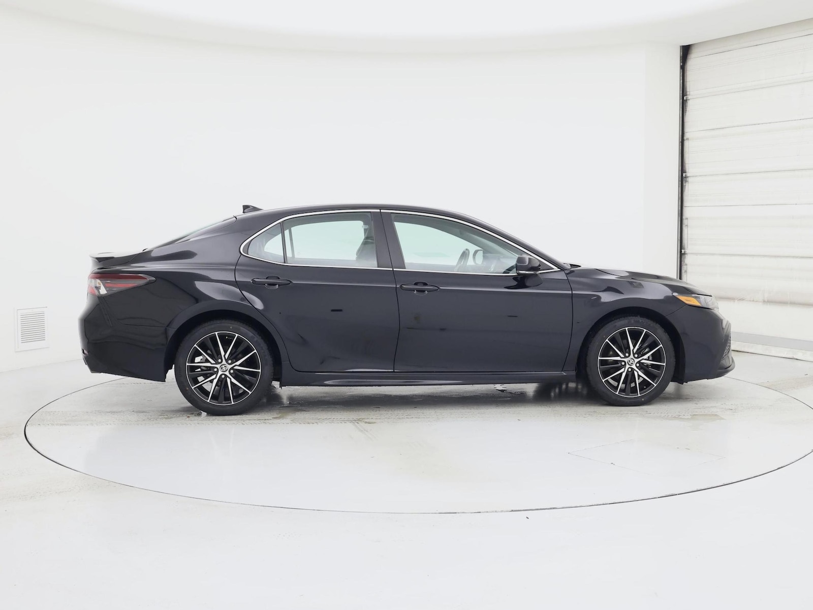 2024 Toyota Camry SE - Photo 8