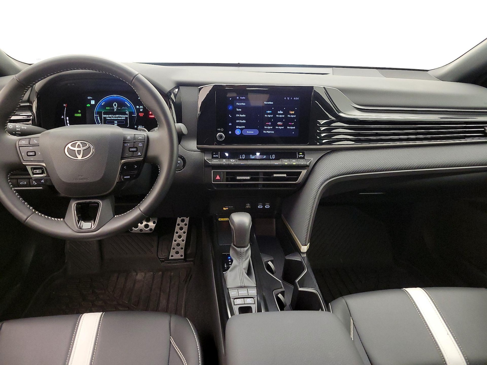2025 Toyota Camry SE - Photo 10