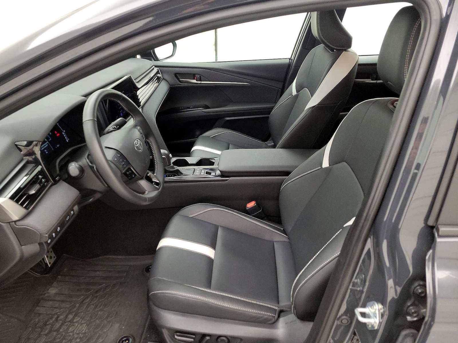 2025 Toyota Camry SE - Photo 12