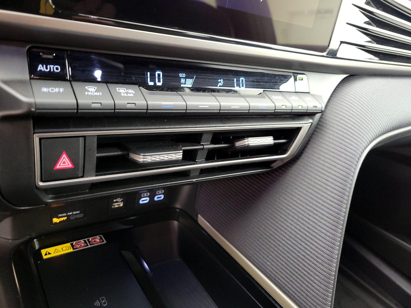 2025 Toyota Camry SE - Photo 15