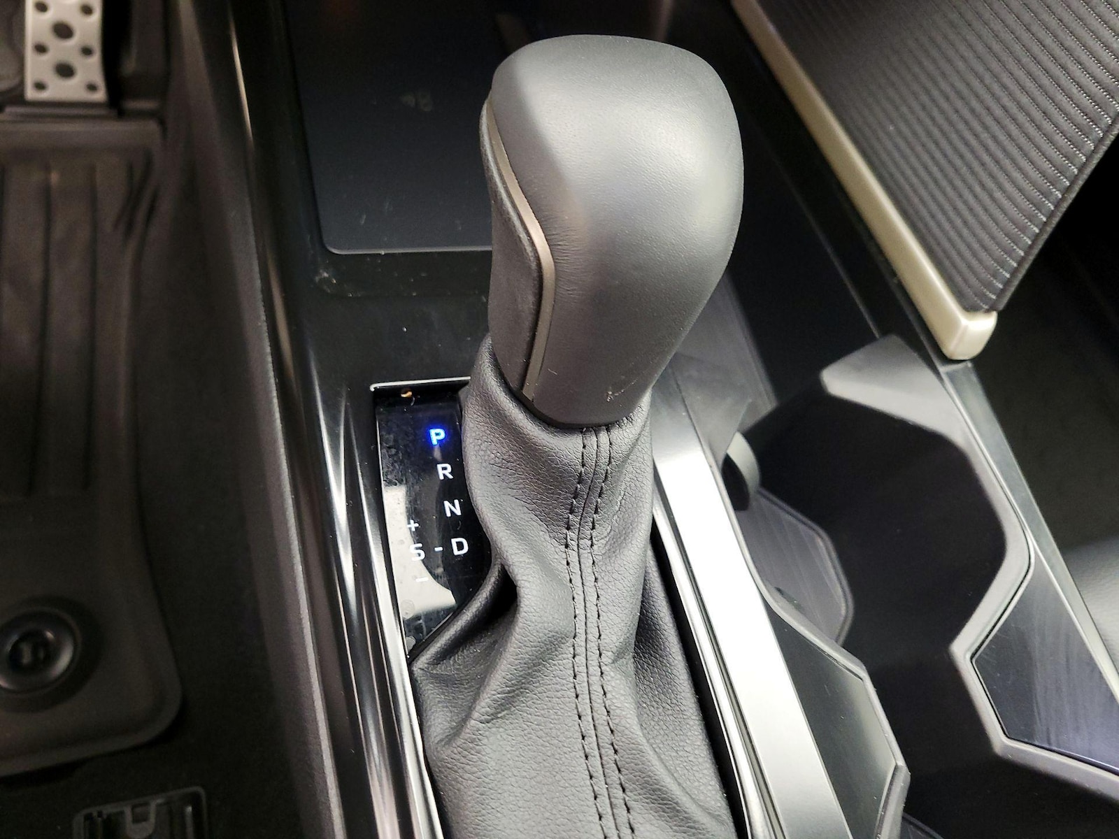 2025 Toyota Camry SE - Photo 16